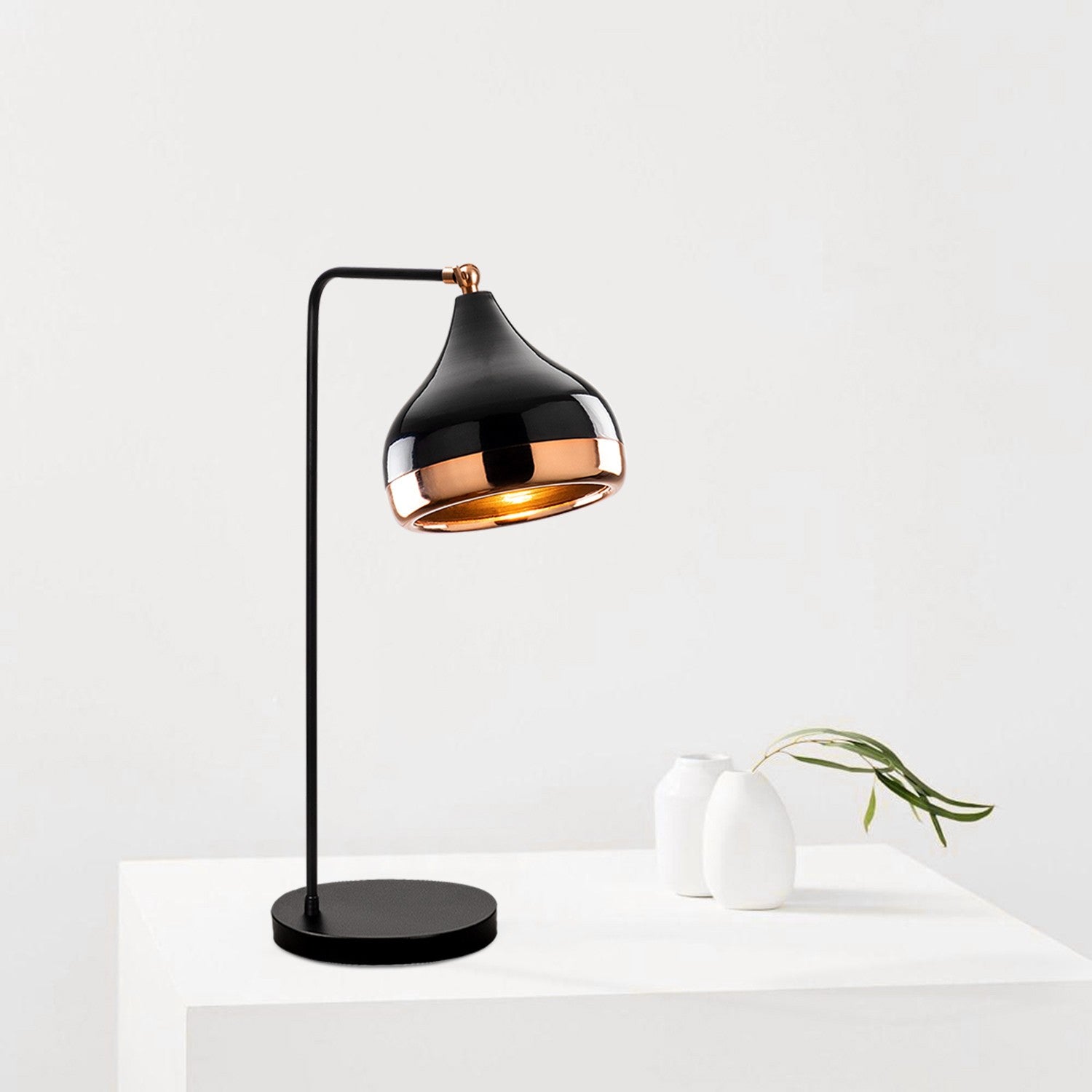 Candeeiro de Mesa – 52 cm de altura – Preto e Cobre – Metal