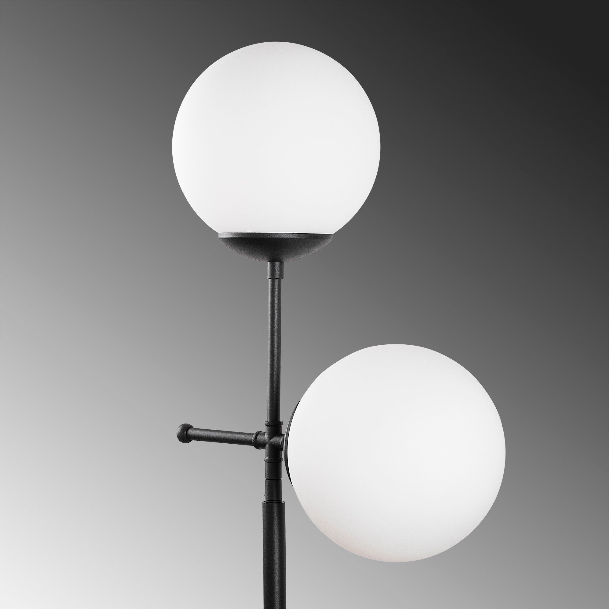 Candeeiro de Pé – 174 cm – Preto – Metal e vidro