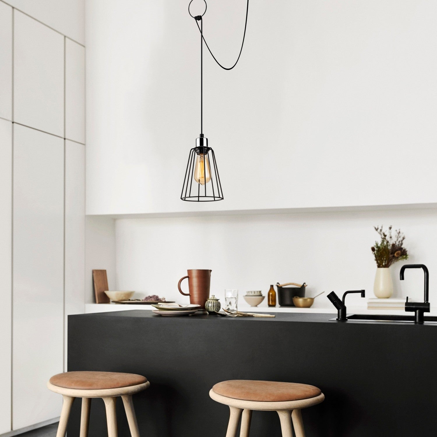 Candeeiro de Teto Industrial Preto, Corpo em Metal, 75 x 15 cm, Altura 130 cm, Ajustável, Soquete E27, Design Elegante e Nostálgico para Espaços Modernos