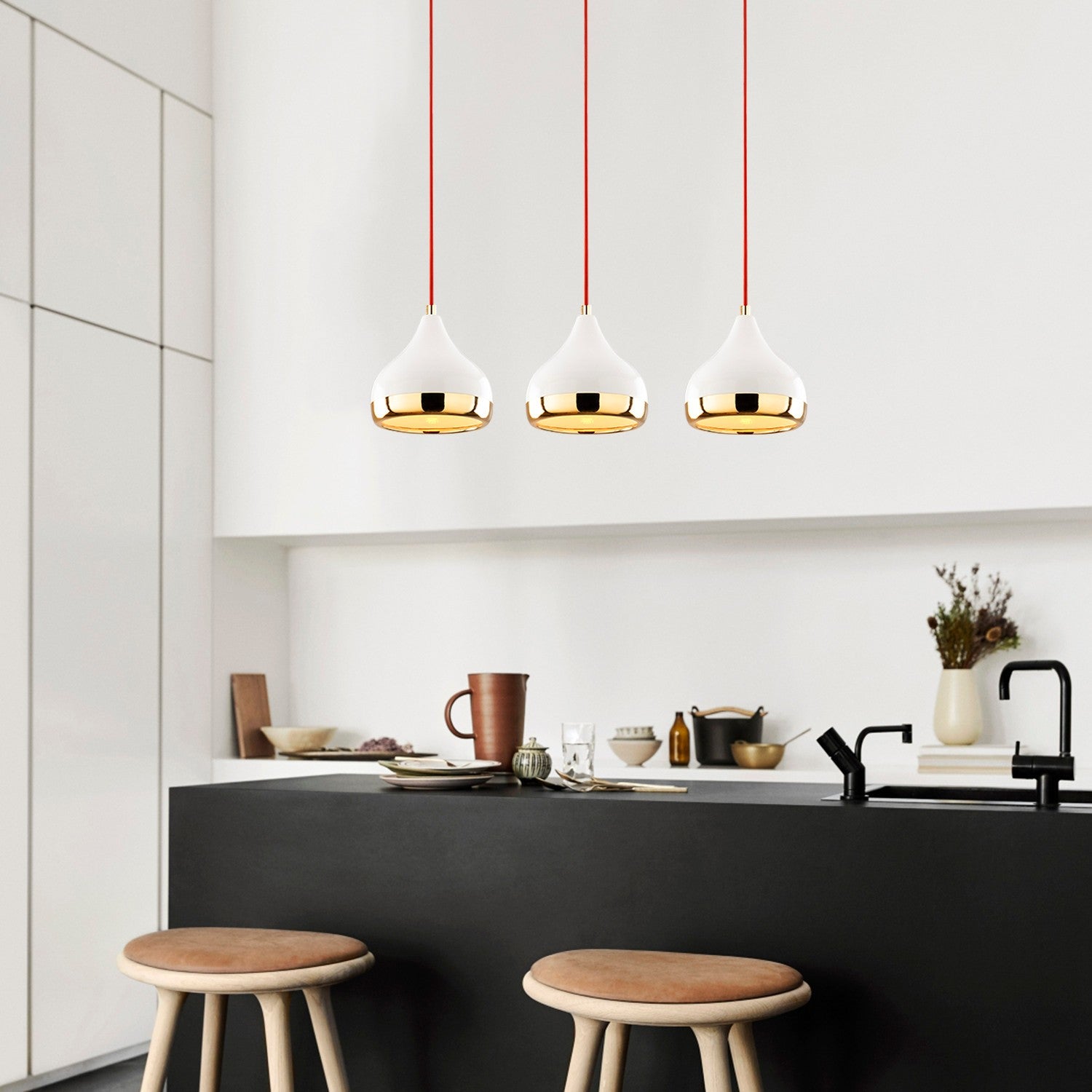 Candeeiro de Teto – 67 x 17 cm – Branco, vermelho e dourado – Ferro