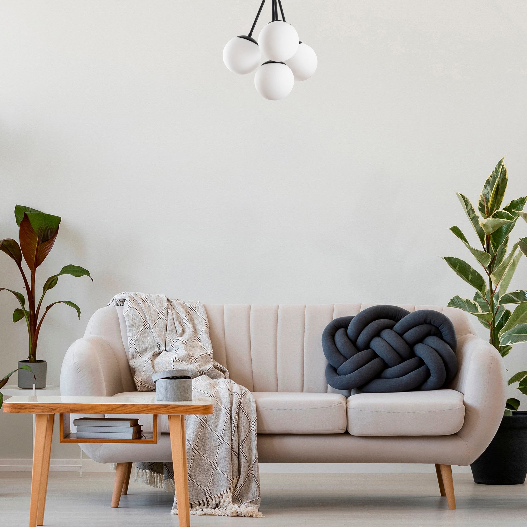 Candeeiro de Teto Escandinavo, Corpo em Metal Preto, 57 cm de Diâmetro, 66 cm de Altura | 4 x E27 Máx. 40 W | Tampa de Vidro Elegante, Design Moderno para Casa e Escritório