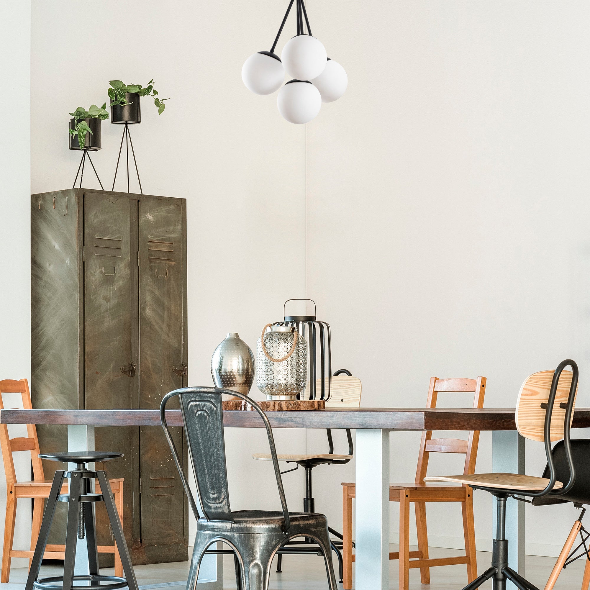 Candeeiro de Teto Escandinavo, Corpo em Metal Preto, 57 cm de Diâmetro, 66 cm de Altura | 4 x E27 Máx. 40 W | Tampa de Vidro Elegante, Design Moderno para Casa e Escritório