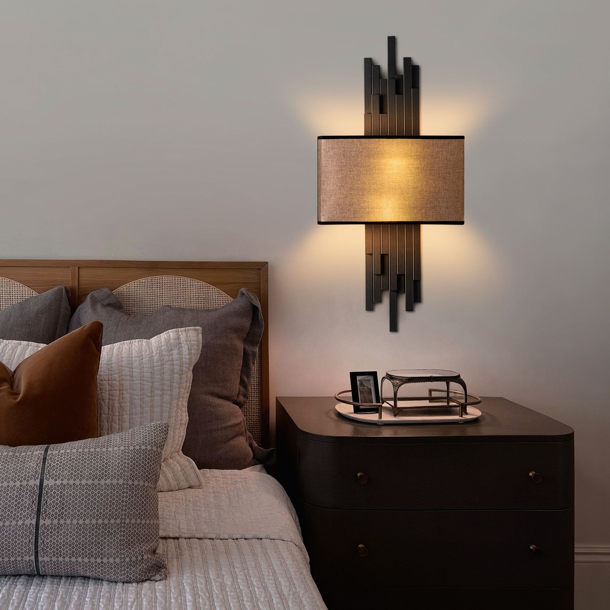 Candeeiro de Parede – 35 x 75 x 10 cm – Preto e Marrom Claro – Metal e Tecido