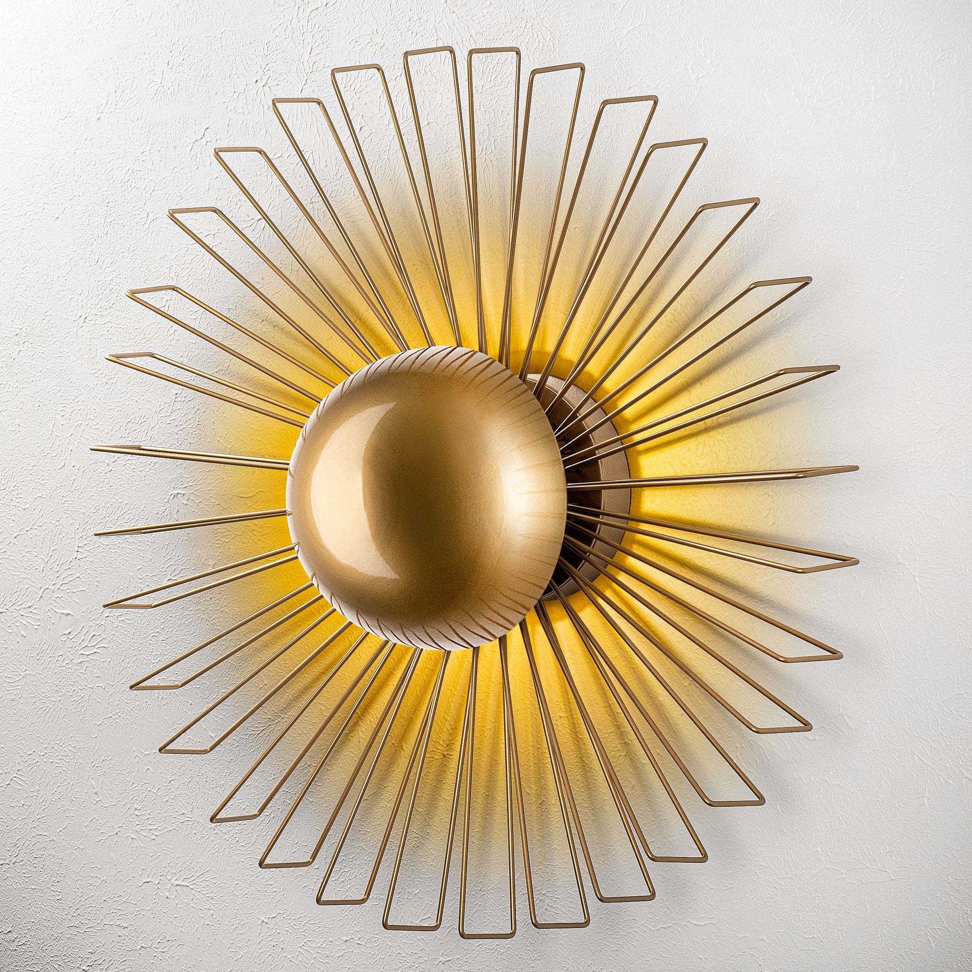 Candeeiro de Parede – 60 x 60 x 24 cm – Dourado – Metal