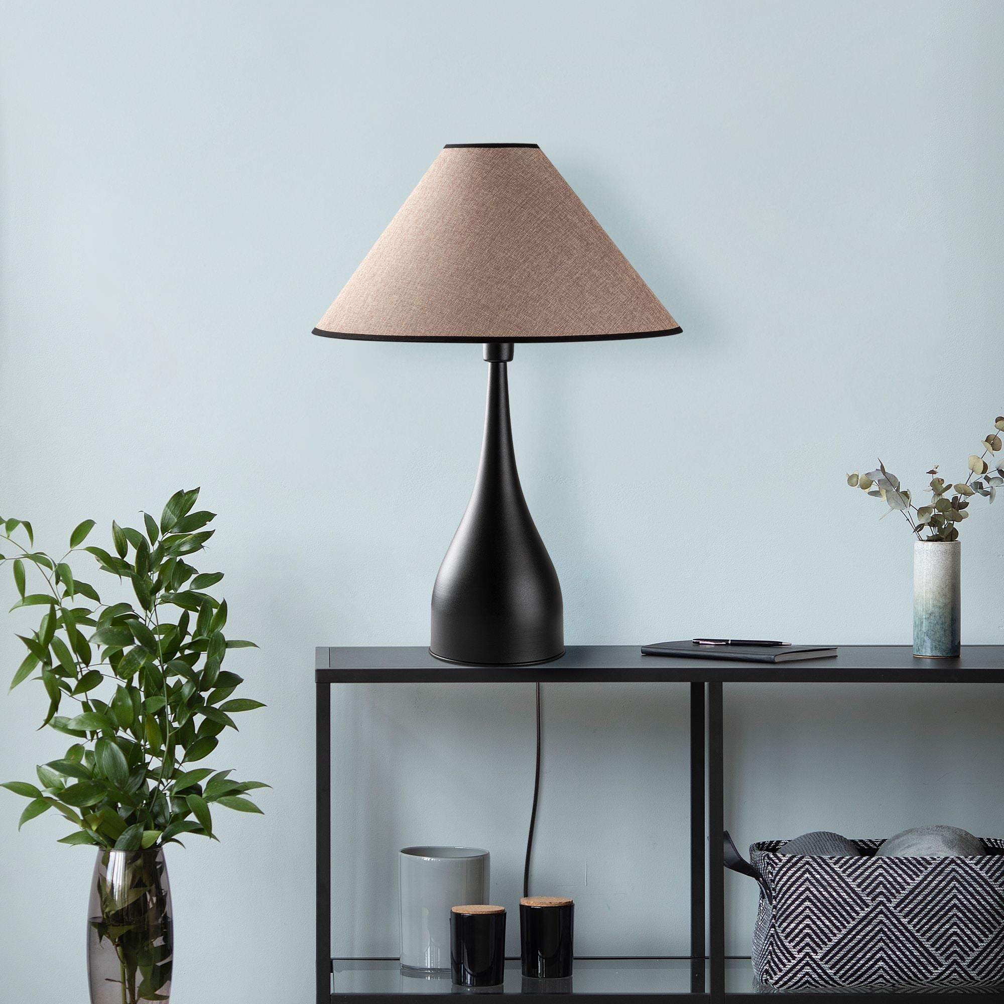 Candeeiro de mesa-Luna-Preto
Marrom Claro