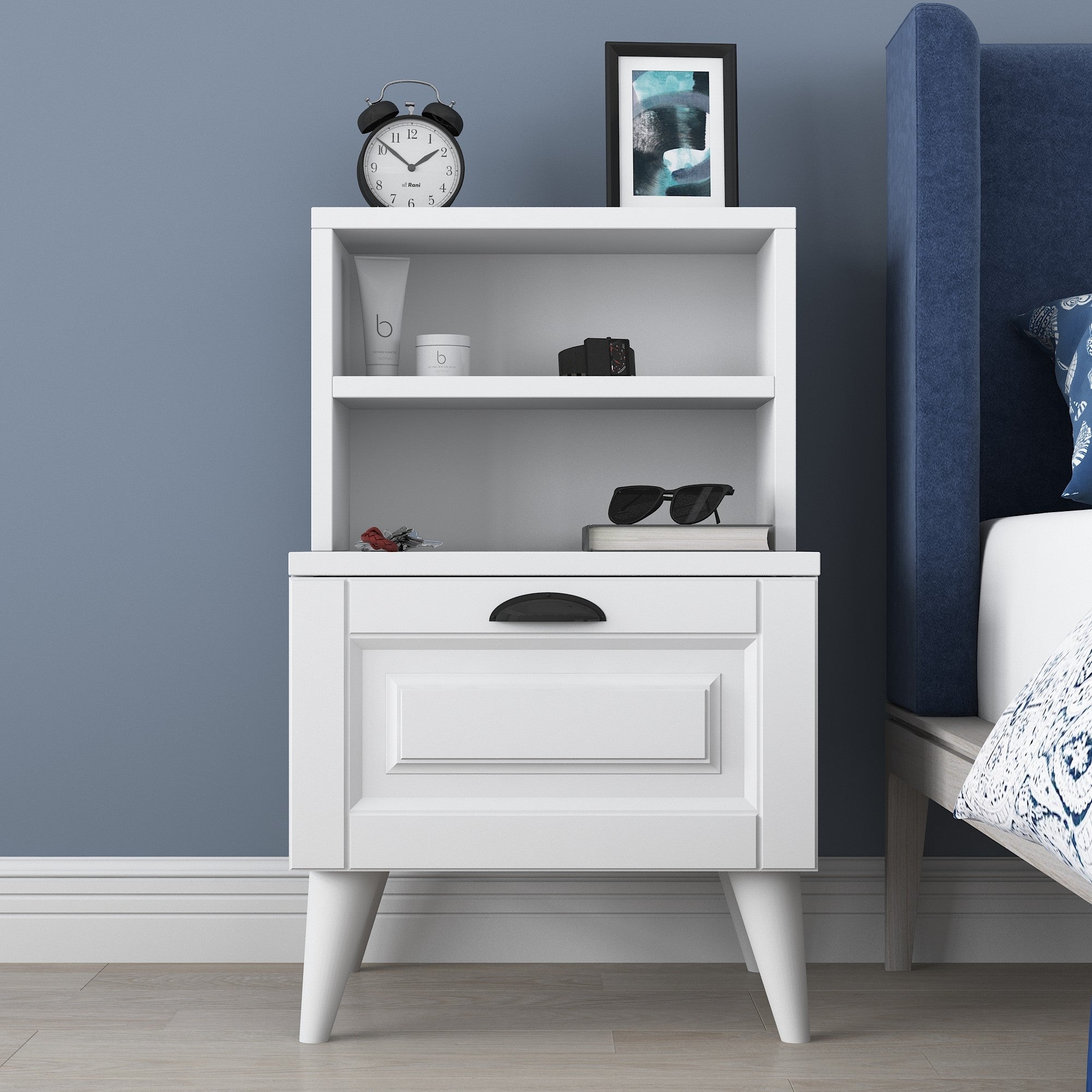 Mesa de Cabeceira Escandinava, Branca, 45 x 74,4 x 40 cm | Painel de Partículas 100% Revestido em Melamina, Portas de MDF Membrana | Armazenamento Elegante com Várias Prateleiras