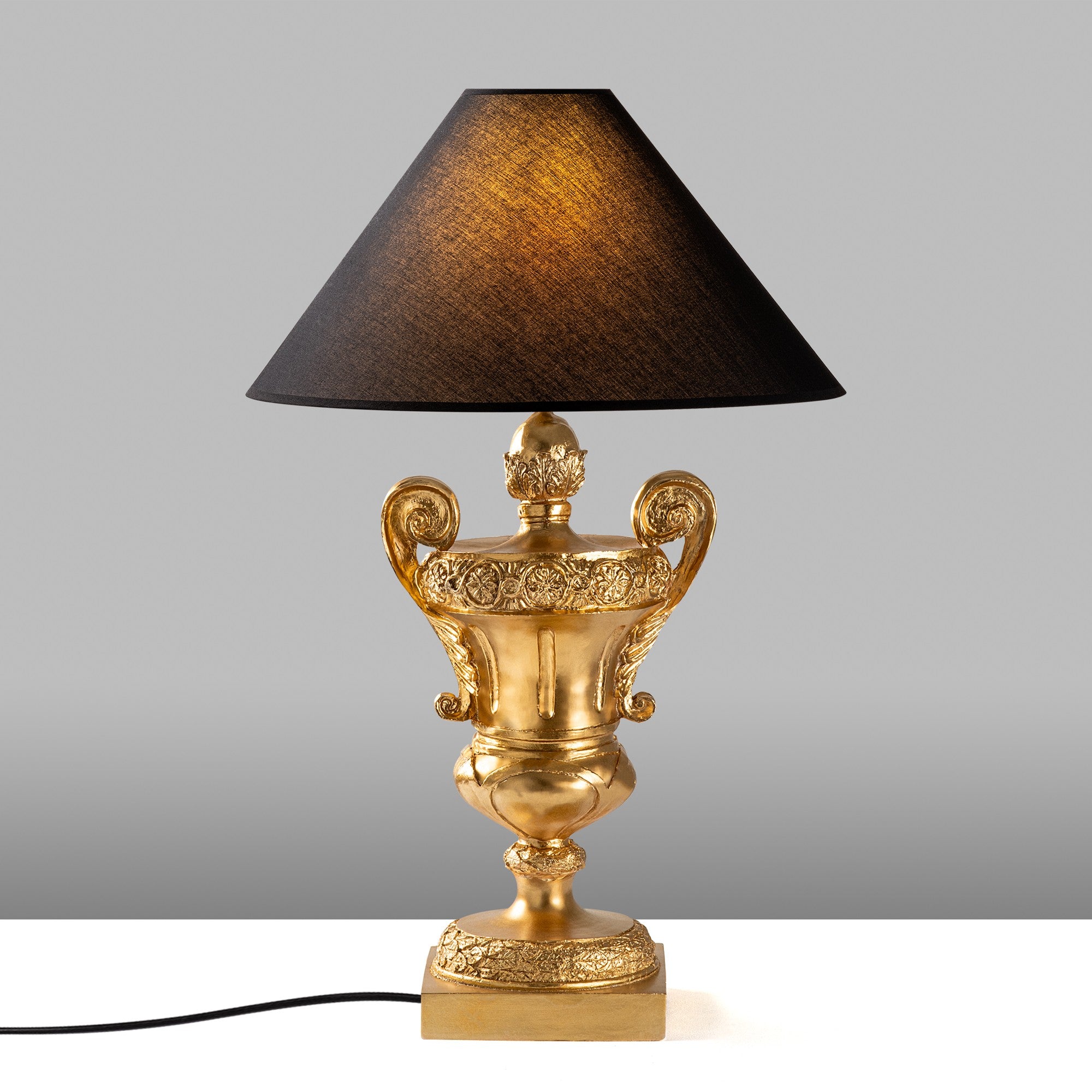 Candeeiro de mesa-Eleganze-Dourado
Preto