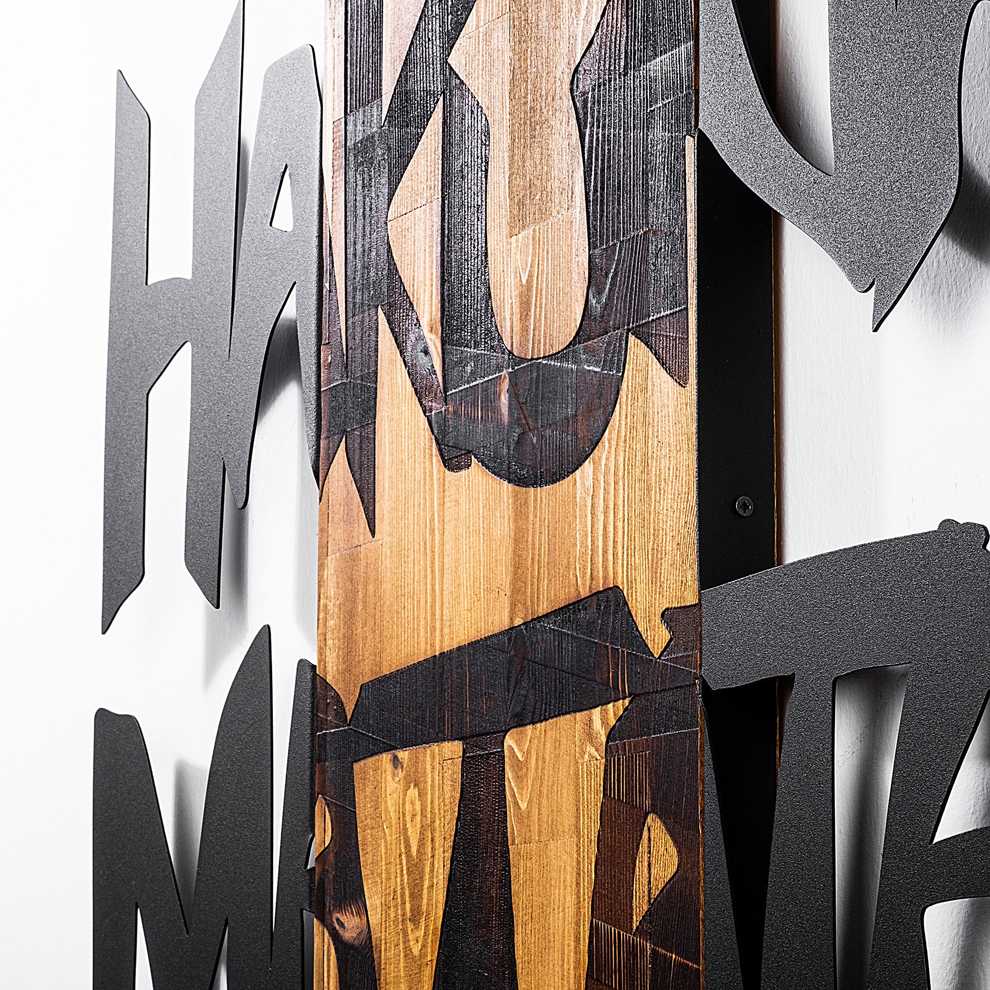 Acessório Decorativo de Parede – 77 x 3 x 58 cm – Preto e Nogueira clara – 100% Madeira e Metal