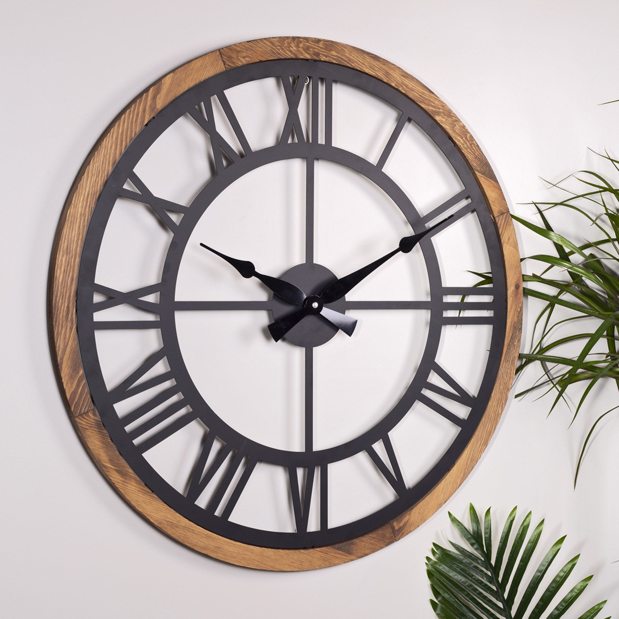 Relógio de Parede Decorativo em Metal Preto com Detalhes em Carvalho - 80cm Diâmetro, Mecanismo Silencioso