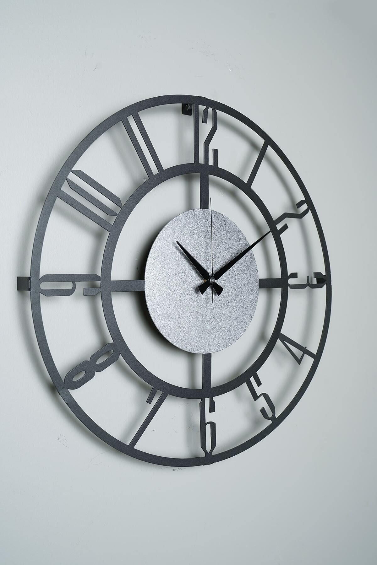 Relógio de Parede Metálico Decorativo 50cm - Design Moderno em Preto e Prateado