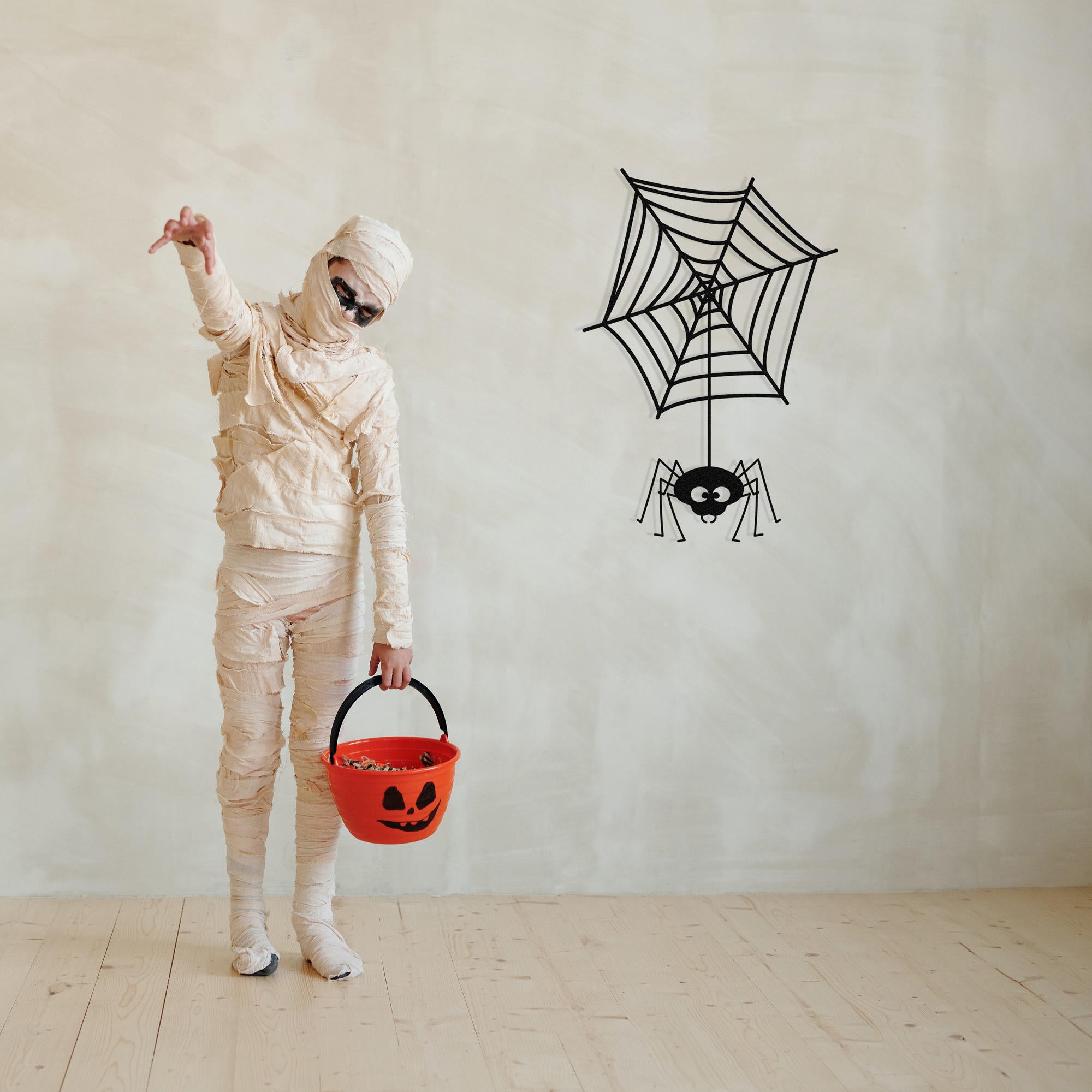 Acessório Decorativo de Parede Halloween 13 em Metal Preto - 36x53cm