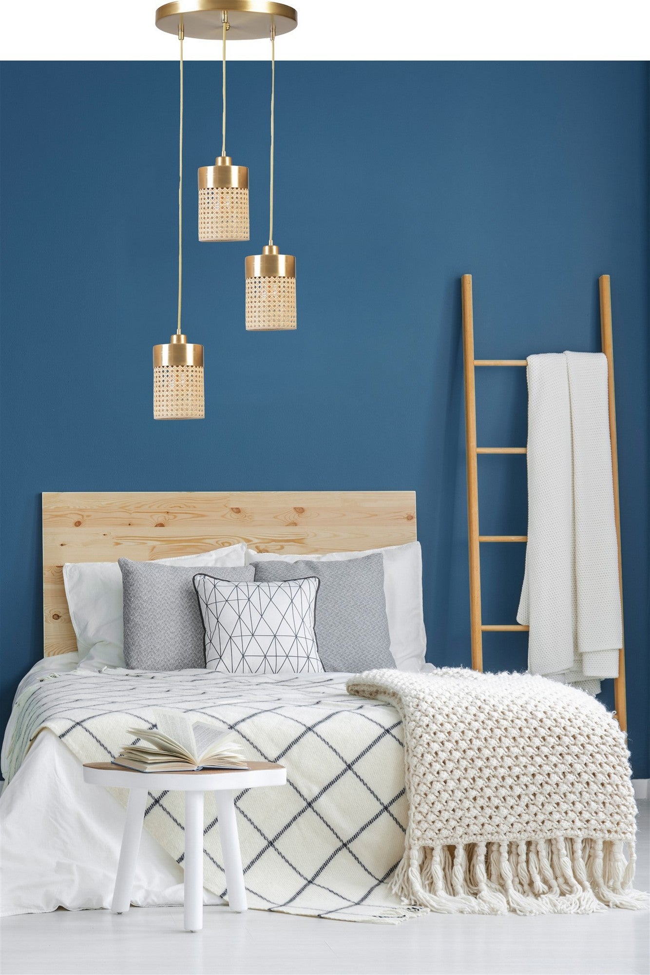 Candeeiro de Teto – 70 cm – Dourado – Metal e Rattan