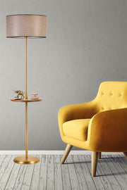Candeeiro de Pé – 30 cm (base) / 35 cm (prateleira) – Dourado e Marrom – Metal e Madeira de Faia