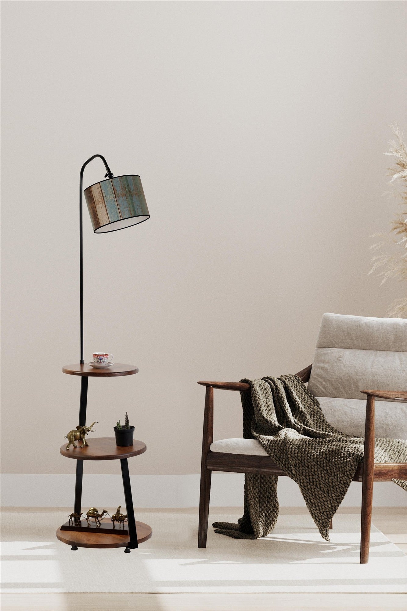 Candeeiro de Pé com Prateleira de Faia – 40 cm diâmetro base e prateleiras – Multicolorido – Metal e Madeira