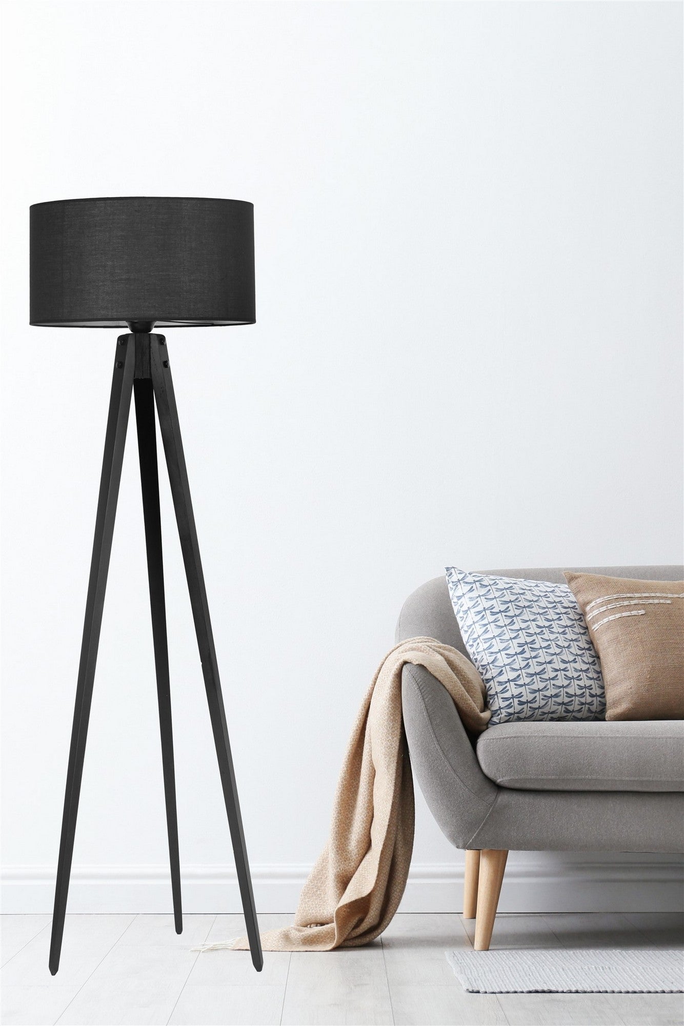 Candeeiro de Pé – 155 cm – Preto – Madeira com Metálicas