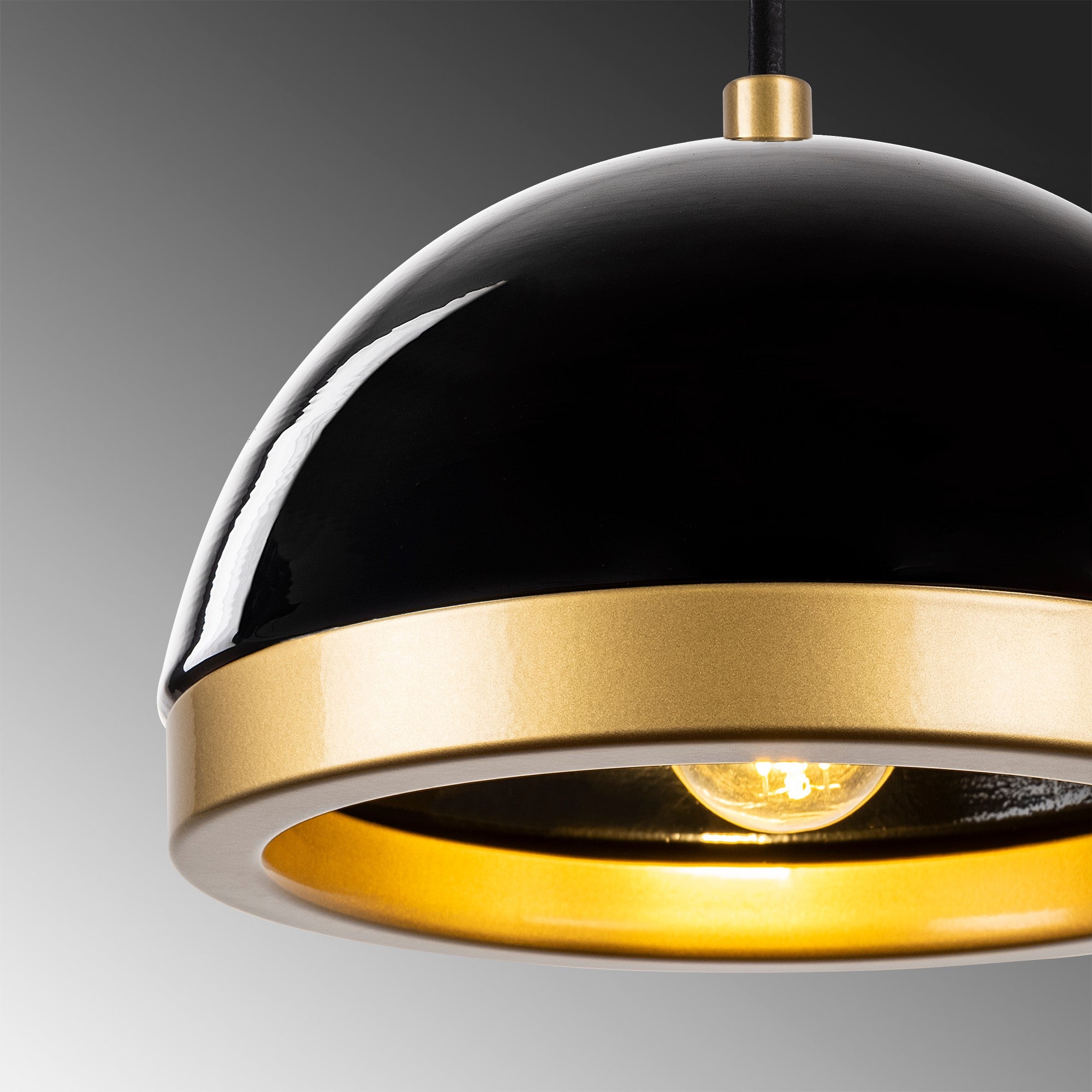 Candeeiro de Teto elegante preto e dourado, altura ajustável 20x20x21 cm, corpo de metal, design escandinavo glamouroso, soquete E27, potência máxima de 40 W, perfeito para espaços modernos