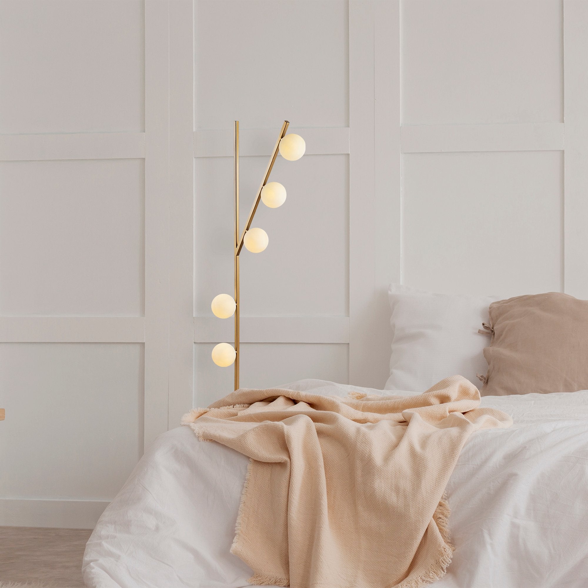 Candeeiro de Pé Elegante Dourada, Corpo de Metal com Tampa de Vidro, 31 x 52 x 167 cm | 5 Soquetes G9, Cabo de 200 cm | Design Escandinavo Moderno para Decoração Glamourosa