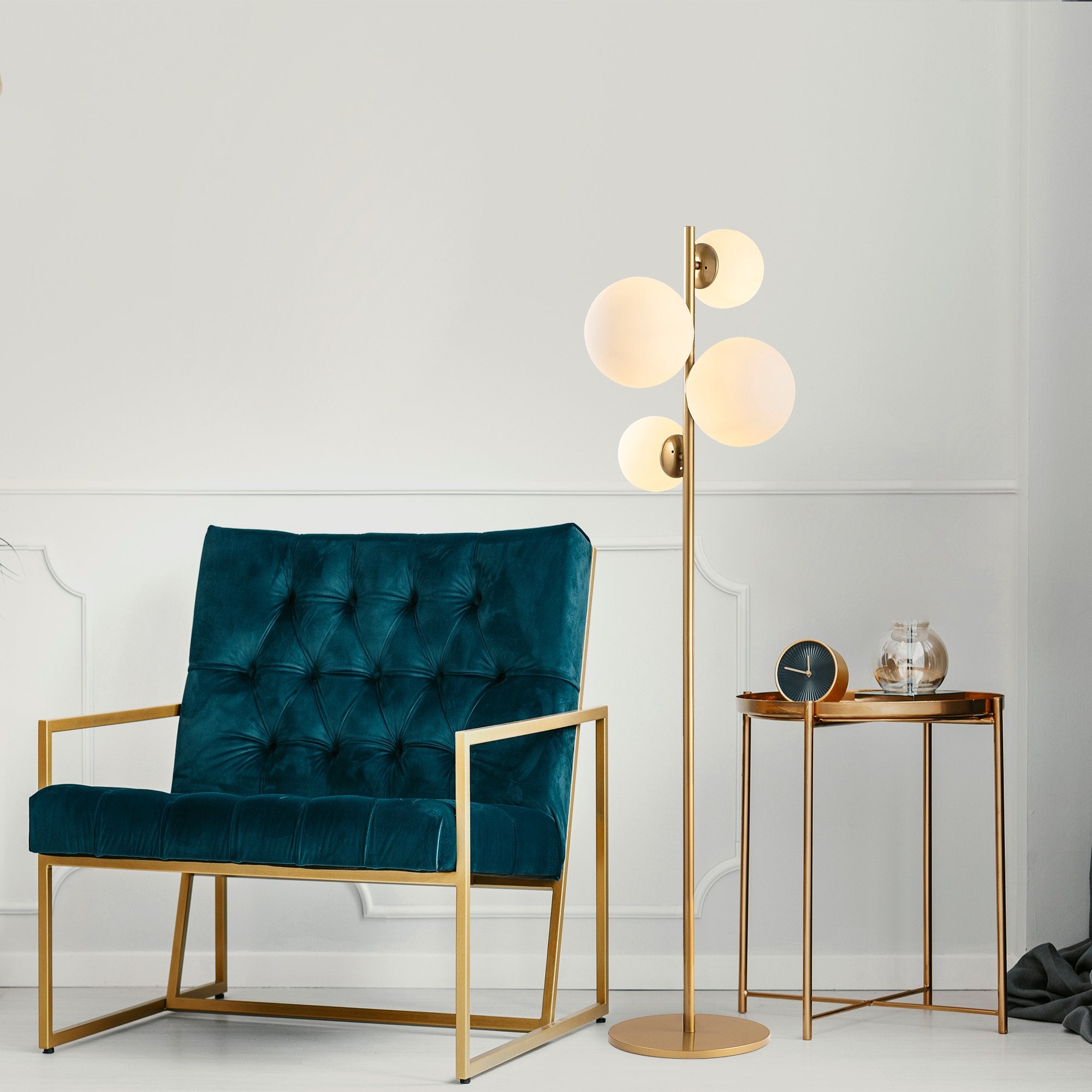 Candeeiro de Pé dourada elegante, corpo de metal com tampas de vidro (2 x 20 cm e 2 x 15 cm), 33 x 33 x 162 cm | Design escandinavo moderno, perfeito para espaços glamorosos