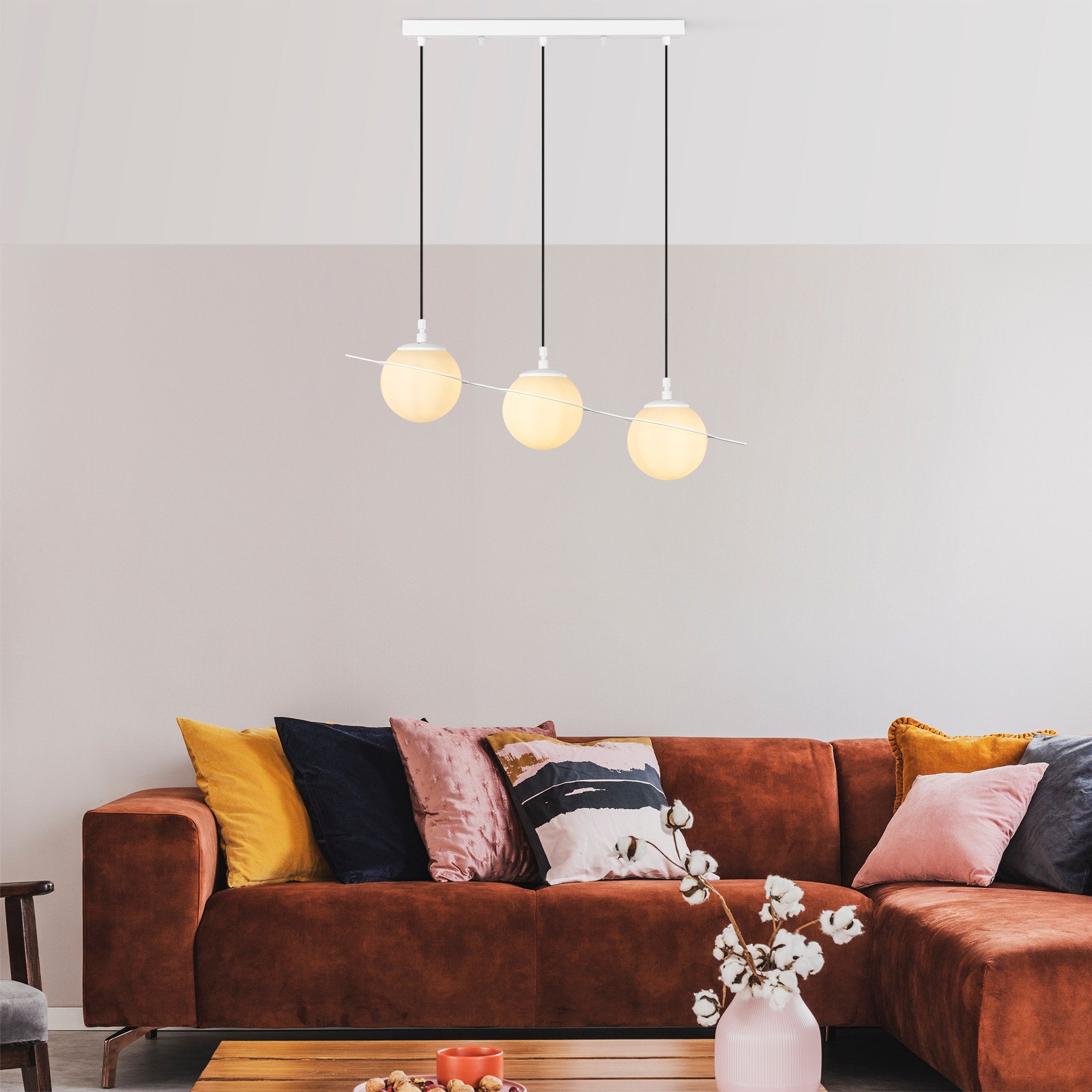 Candeeiro de Teto Branco Elegante, Corpo em Metal, 76 cm de Largura, Altura Ajustável (22-167 cm), 3 Tomadas E14, IP20 | Perfeito para Salas de Estar e Salas de Jantar Modernas