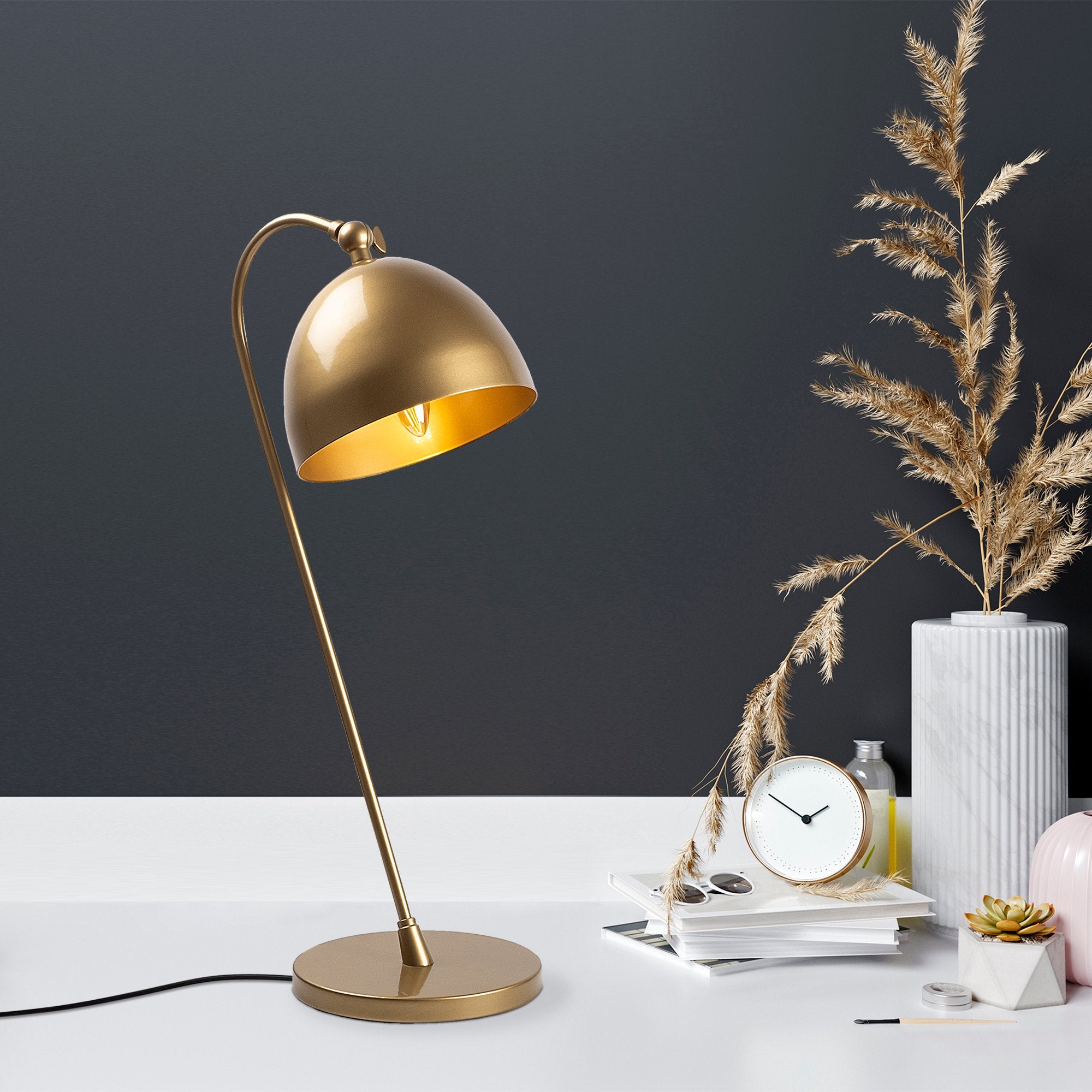 Candeeiro de Mesa Elegante Dourada, Corpo em Metal, 18 x 26 x 54 cm | Soquete E14, Potência Máxima de 40 W, Cabo de 200 cm | Design Escandinavo Moderno, Perfeito para Decoração de Casa