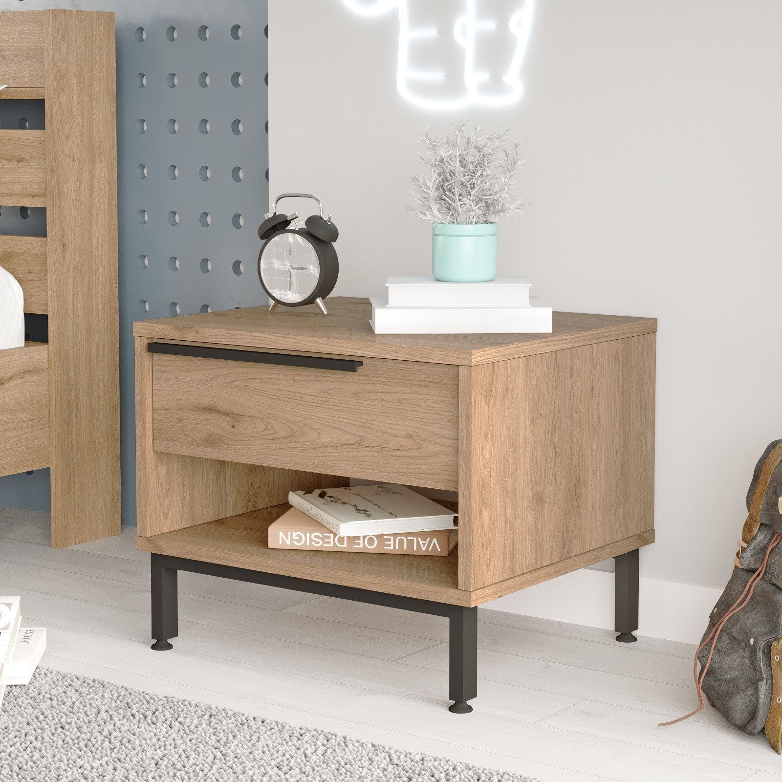 Elegante mesa de cabeceira em nogueira com pés de metal, 53,6 x 42,4 x 44,5 cm | Painel de partículas 100% revestido em melamina, 18 mm de espessura | Armazenamento elegante para quartos modernos