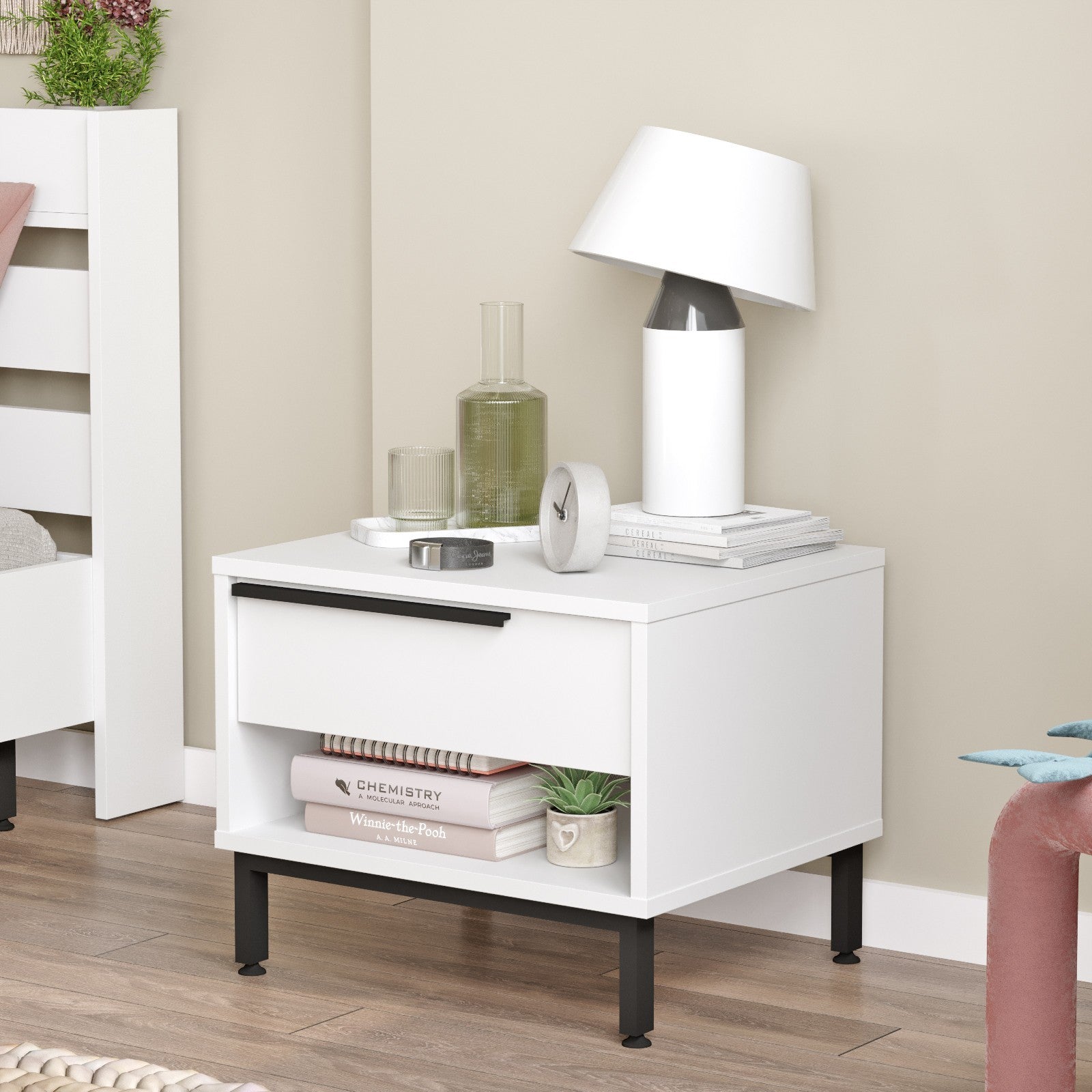 Mesa de cabeceira branca moderna com pés de metal, 53,6 x 42,4 x 44,5 cm | Painel de partículas 100% revestido de melamina, 18 mm de espessura | Elegante e funcional para o quarto