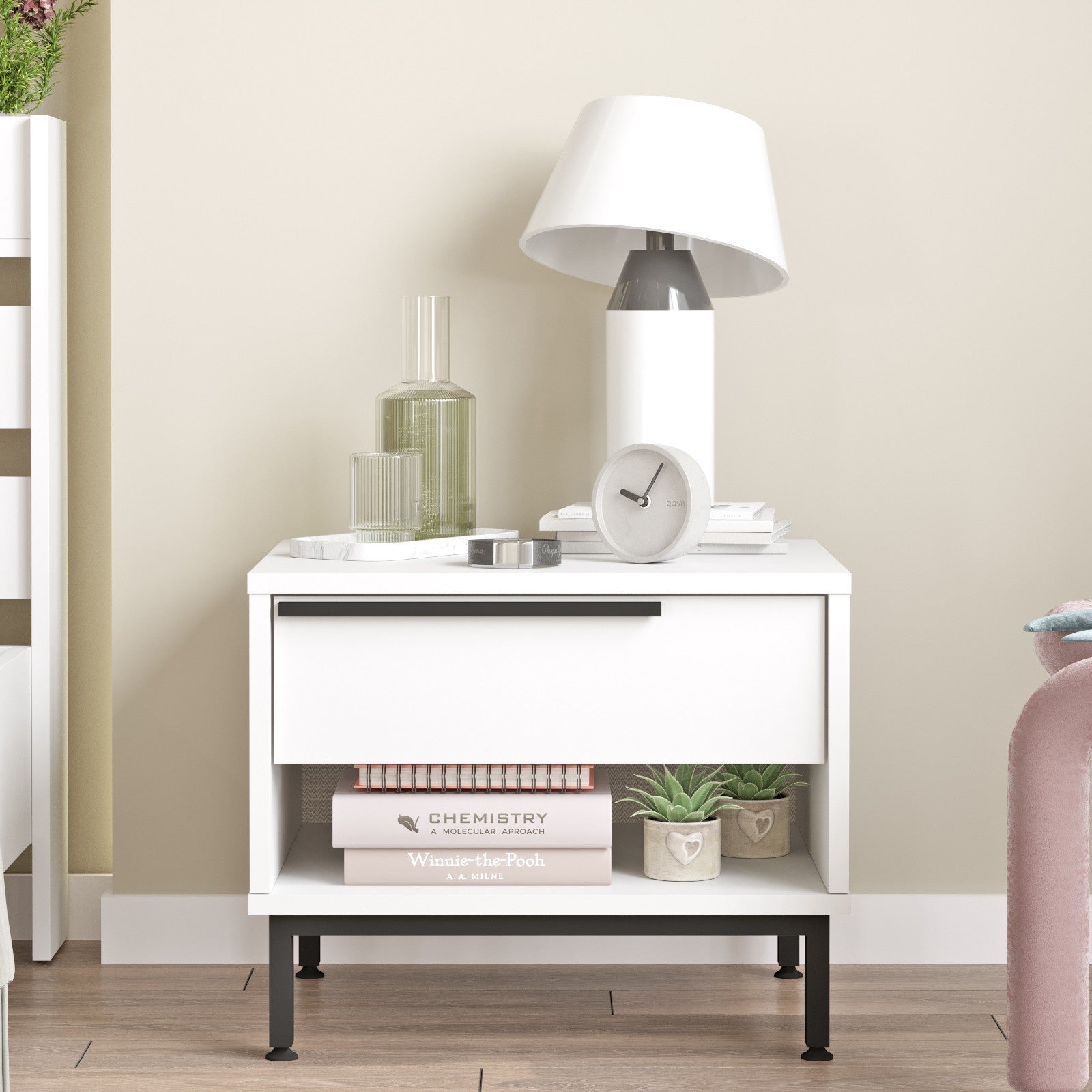 Mesa de cabeceira branca moderna com pés de metal, 53,6 x 42,4 x 44,5 cm | Painel de partículas 100% revestido de melamina, 18 mm de espessura | Elegante e funcional para o quarto