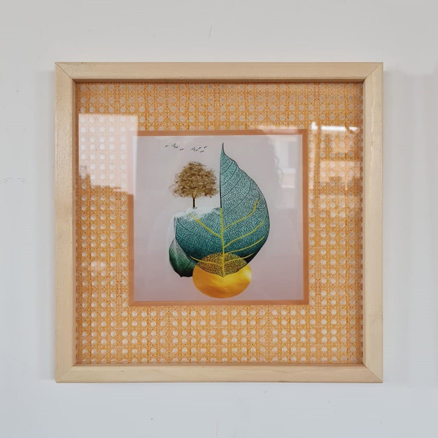 Arte Decorativa Emoldurada 32x32cm - Impressão Digital UV em Vidro 4mm com Moldura de Madeira Multicolor