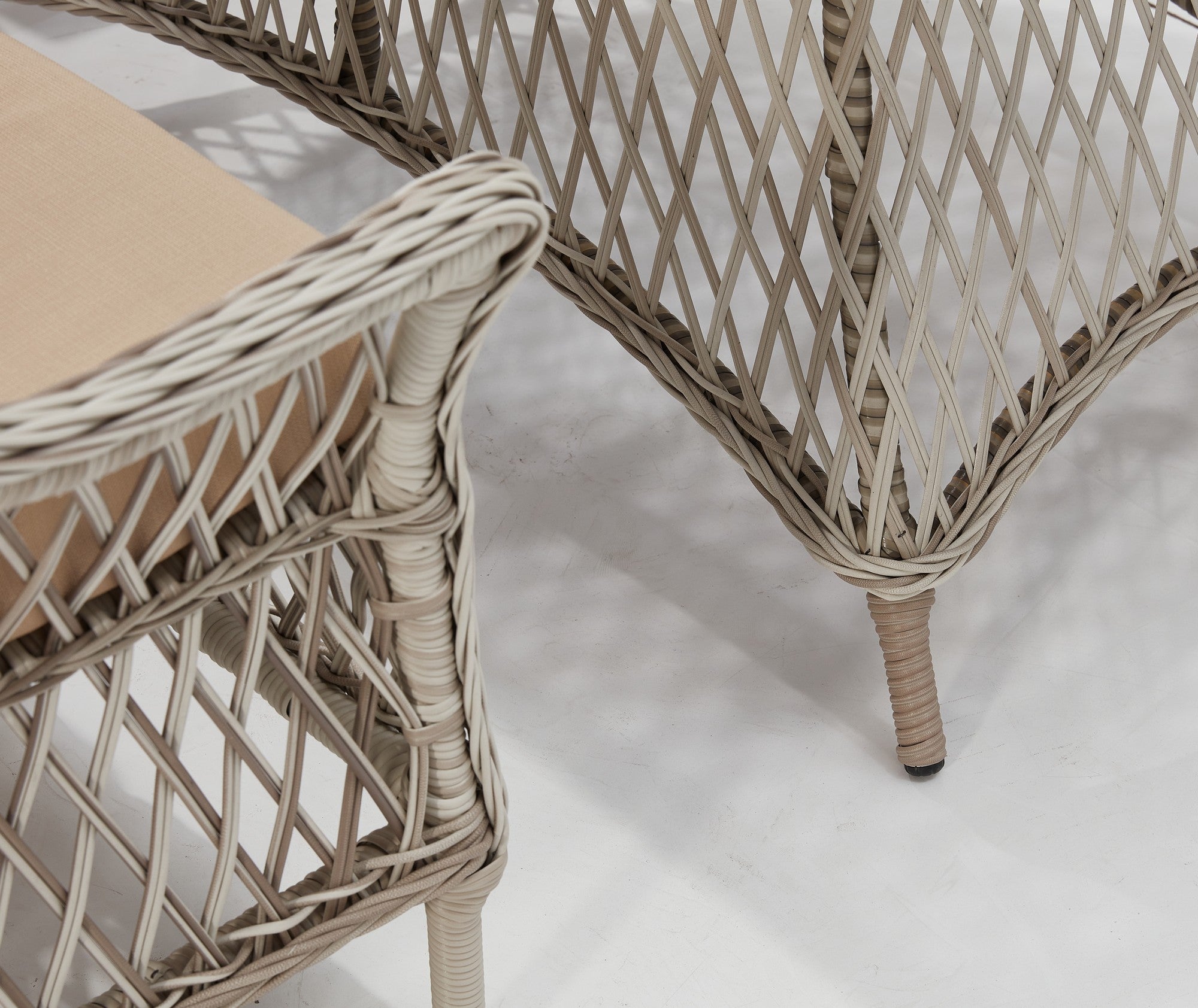 Conjunto de Jardim Luxuoso em Rattan Sintético Creme - Mesa 180cm + 6 Cadeiras com Revestimento Resistente à Água