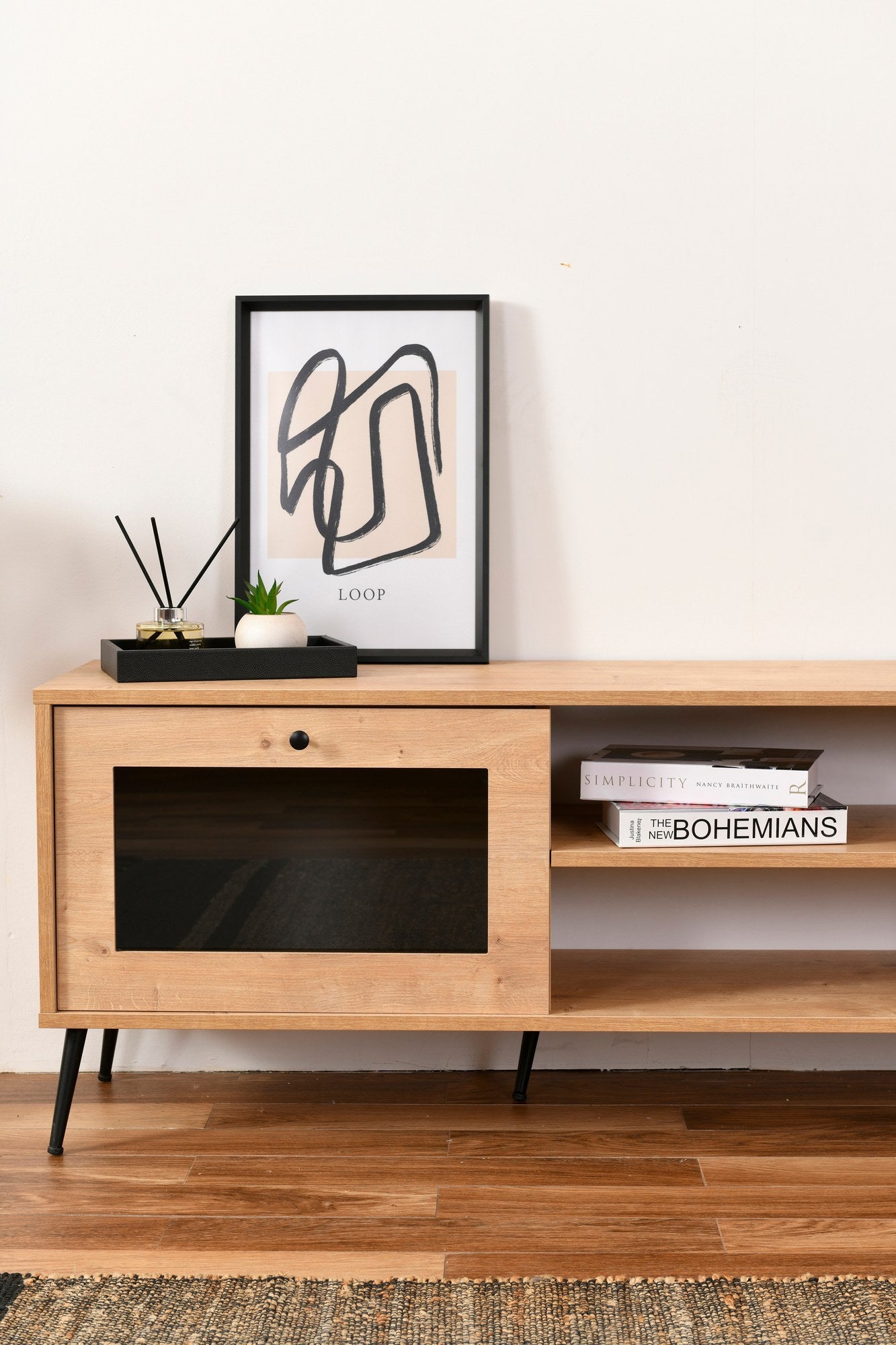 Móvel de TV elegante com pernas de metal, carvalho e preto, 138 x 55 x 41 cm | Painel de partículas 100% revestido de melamina | Design moderno para salas de estar e espaços de entretenimento