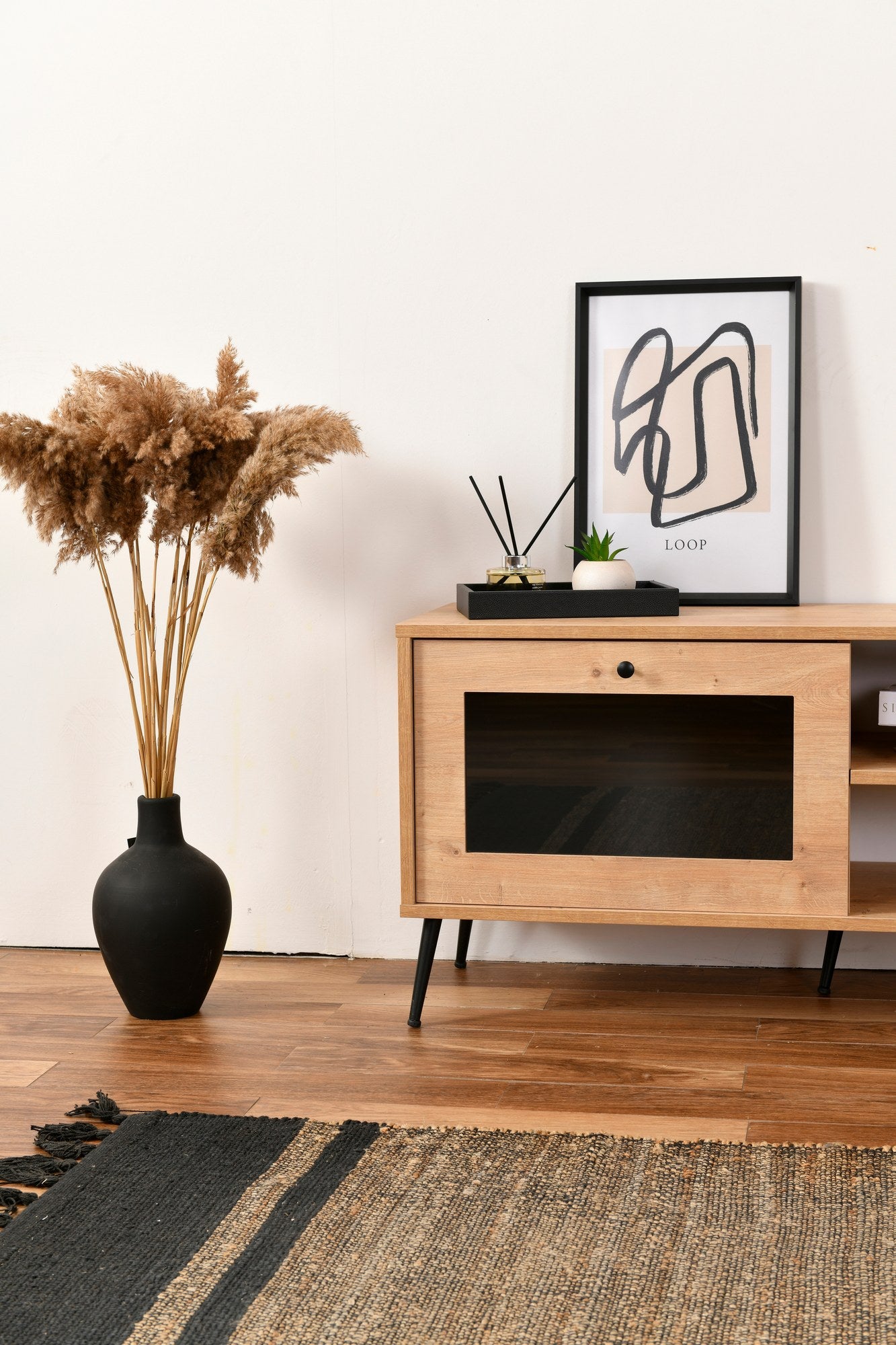 Móvel de TV elegante com pernas de metal, carvalho e preto, 138 x 55 x 41 cm | Painel de partículas 100% revestido de melamina | Design moderno para salas de estar e espaços de entretenimento