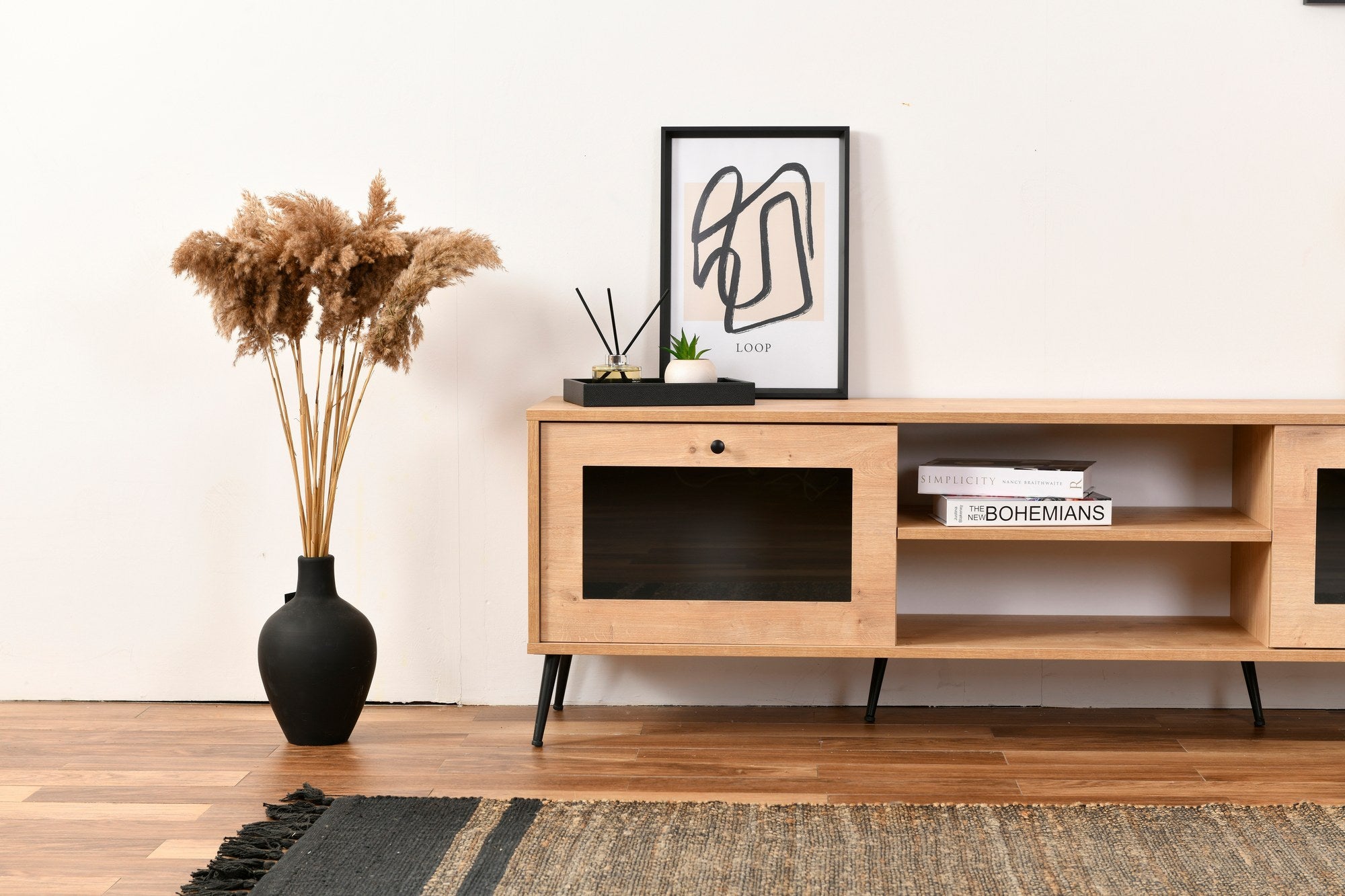 Móvel de TV elegante com pernas de metal, carvalho e preto, 180 x 55 x 40 cm | Painel de partículas 100% revestido de melamina | Design moderno para salas de estar e espaços de entretenimento