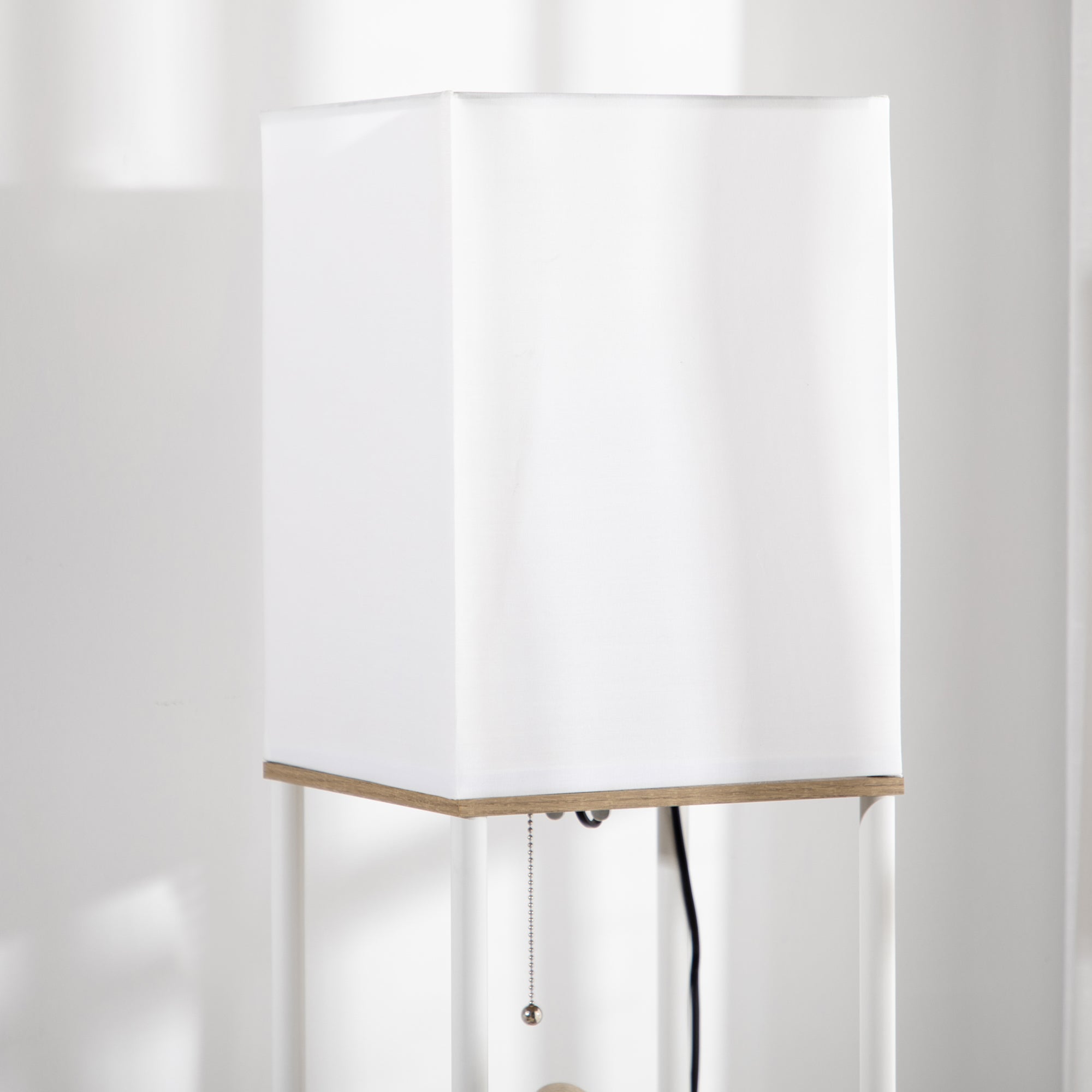 Candeeiro de Pé Moderno com Prateleiras – 26x26x159cm – Branco e Madeira – Metal e MDF