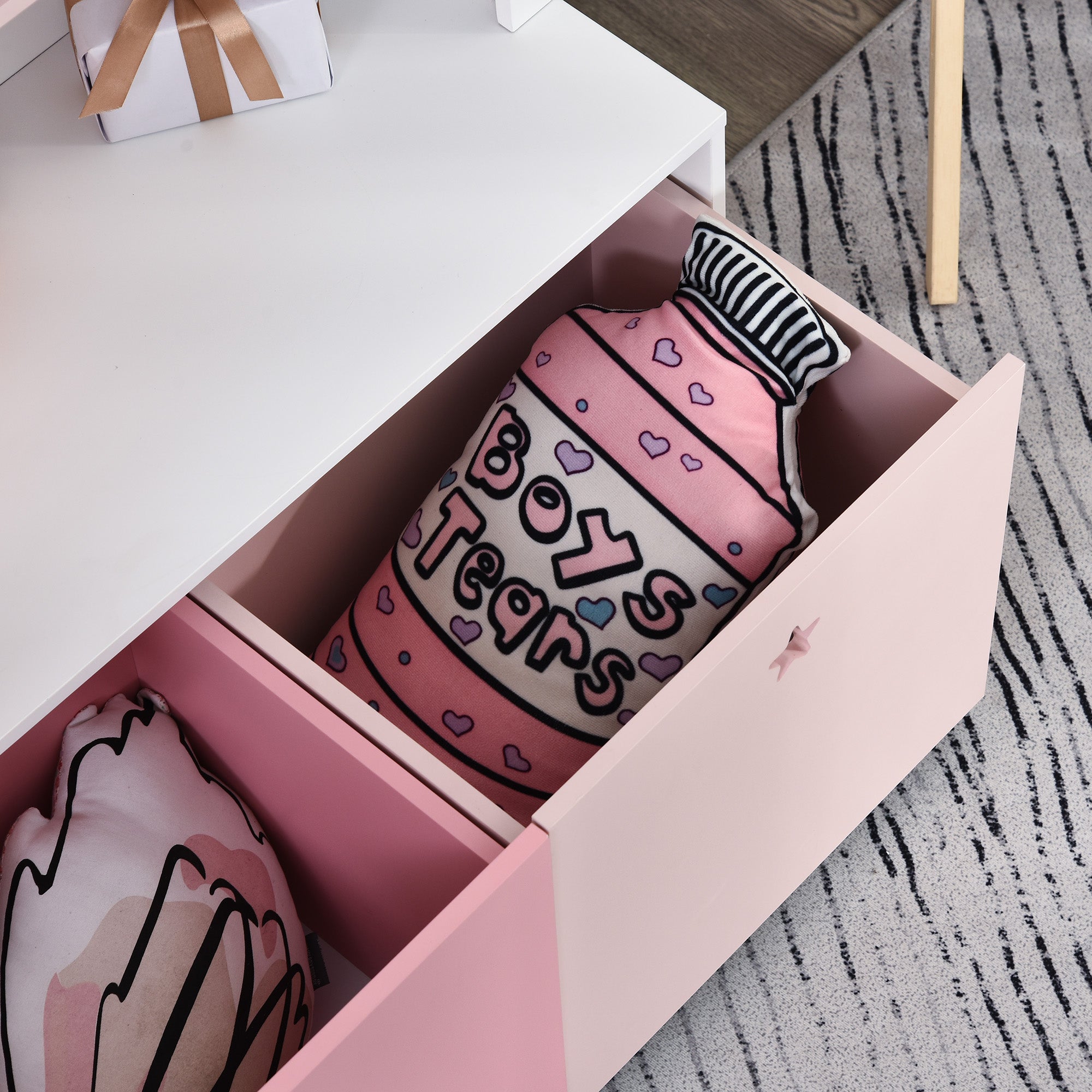 Estante Infantil de Madeira com 4 Compartimentos, 1 Porta e 2 Gavetas - 80x34x130cm - Rosa e Branco