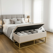 Banco baú dourado aberto mostrando armazenamento