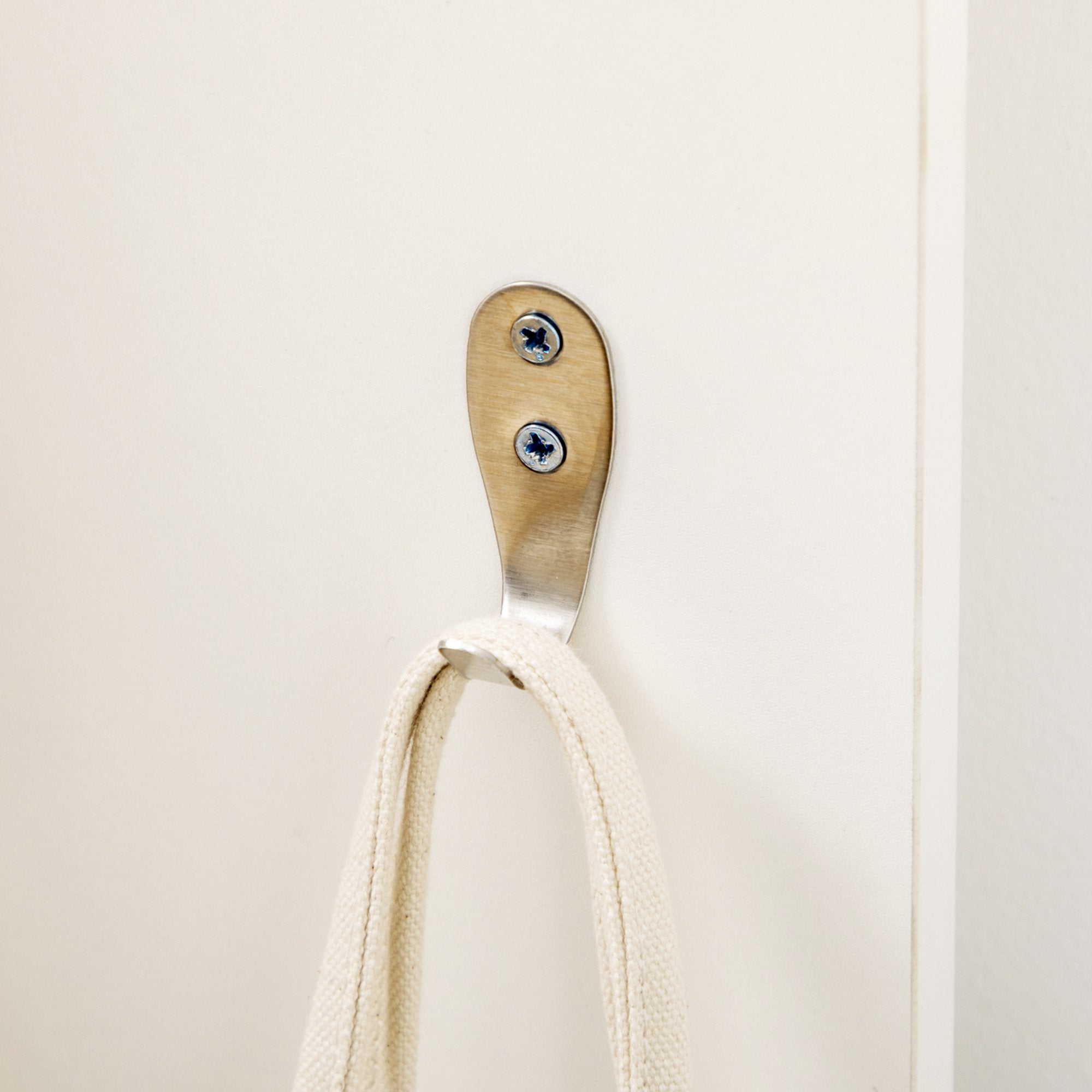 Cabide de Parede com 4 Ganchos e Barra Suspensa de Alumínio 50x23,5x160cm - Branco e Cinza