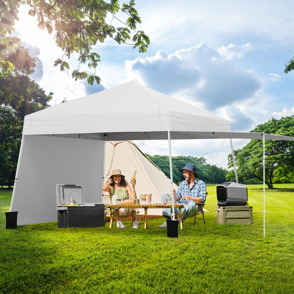 Gazebo de Jardim com 2 Paredes Laterais Convertíveis 2 Alturas Ajustáveis Bolsa de Transporte 8 Estacas 4 Cordas 430 x 280 cm Branco