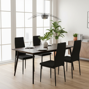 Conjunto de 4 cadeiras pretas em linho em sala de jantar