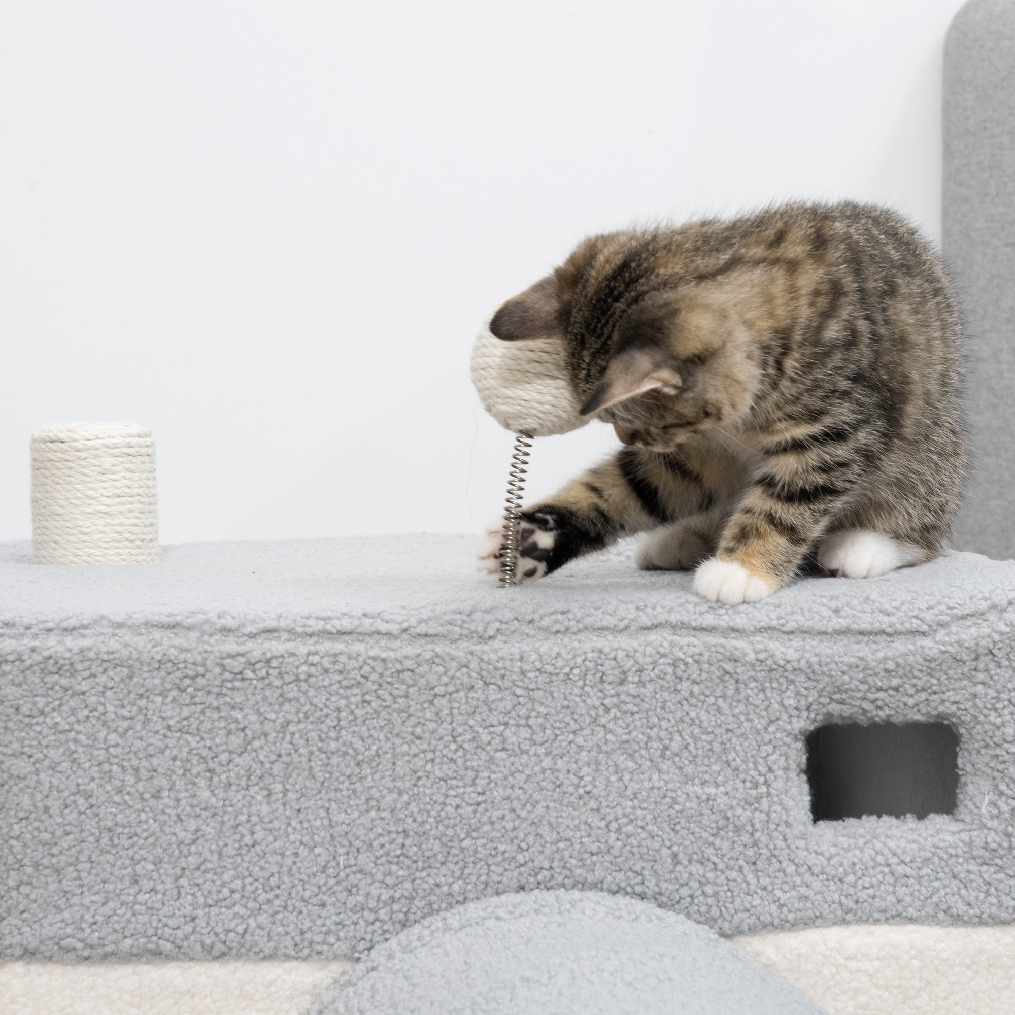 Túnel para Gatos Cinza e Bege 48x95x58cm com Caverna e Bola Suspensa