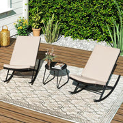 Conjunto de Exterior 3 Peças - 2 Mecedoras de Vime PE com Almofadas e 1 Mesa de Café para Jardim, Terraço e Varanda - Bege