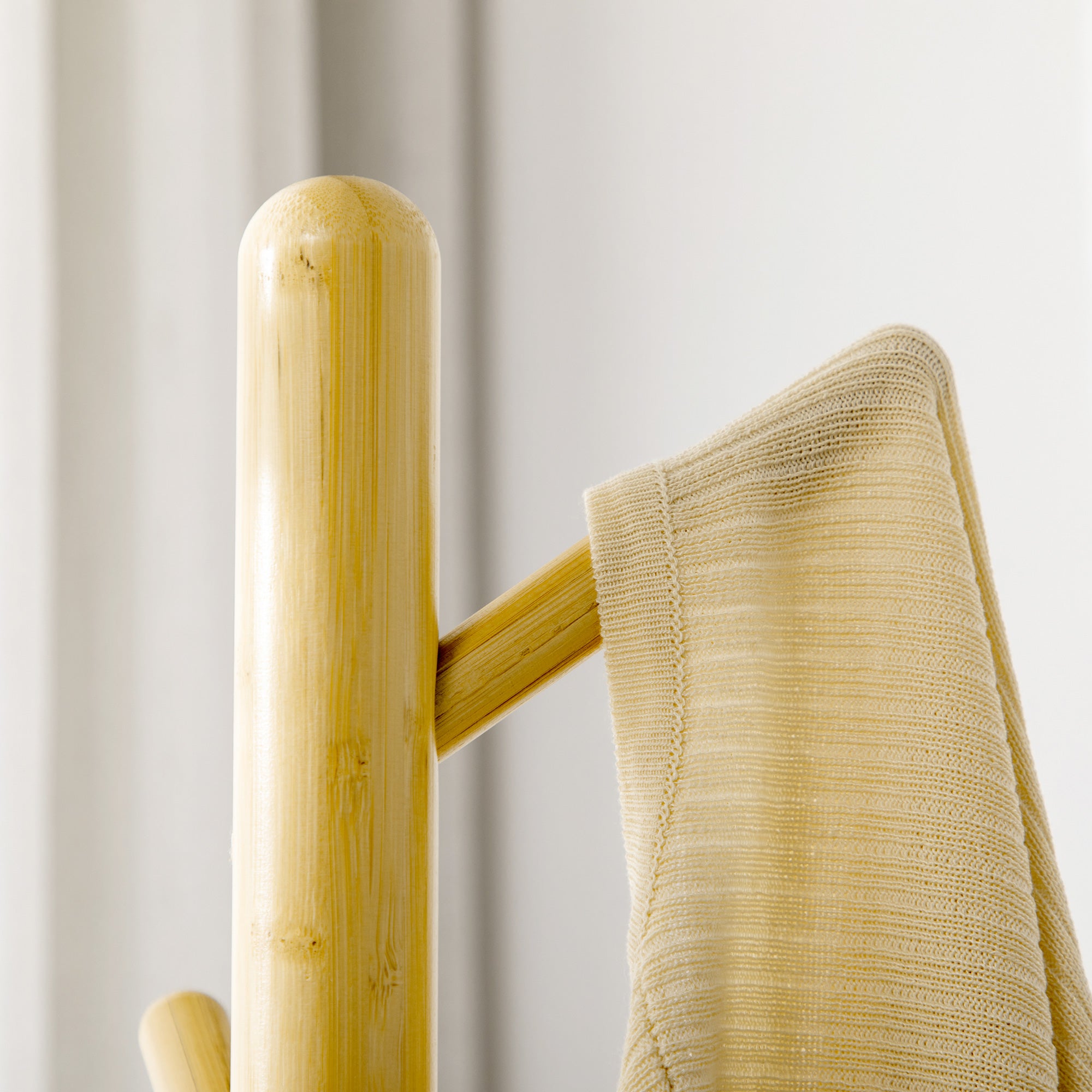 Cabide de Pé Moderno Ø37,8x175,6 cm - Madeira e Branco