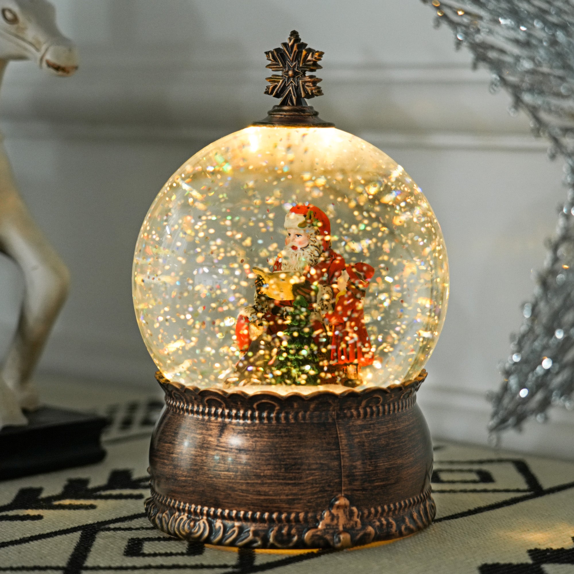 Globo de Neve Natalino – 12x12x18,6 cm – Bronze e Multicor – Acrílico e Plástico