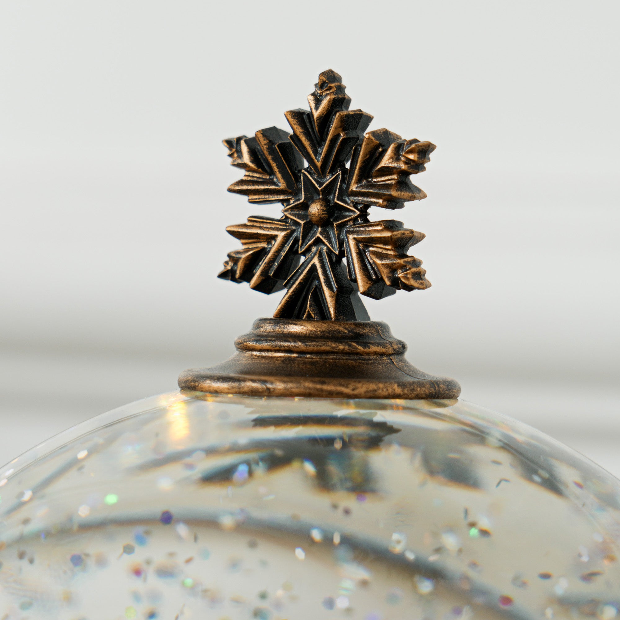 Globo de Neve Natalino – 12x12x18,6 cm – Bronze e Multicor – Acrílico e Plástico