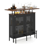 Mesa Alta de Bar Armário de Metal com 2 Estantes para Vinho e 6 Suportes para Copos Descanso de Pés para Bar Cozinha Pub 120 x 50 x 106,5 cm Castanho