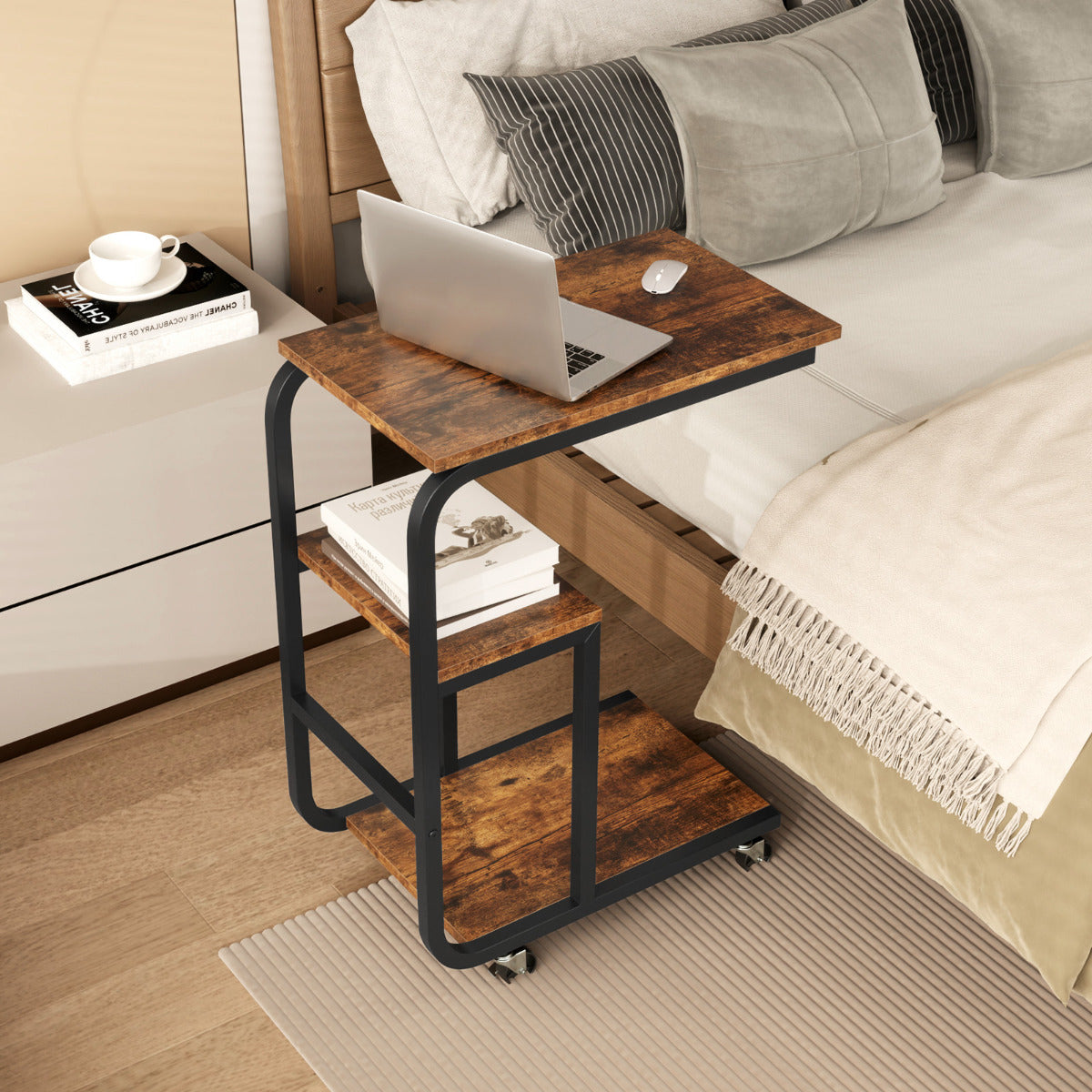 Mesa Auxiliar em Forma de C com Estantes Abertas e Rodas para Quarto e Sala de Estar - Marrom