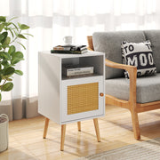 Conjunto de 2 Mesas Auxiliares com Prateleira Aberta e Porta Decorada em Rattan PE para Quarto Sala de Estar 40 x 39 x 70 cm Branco