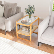 Mesa Auxiliar de Bambu de 2 Níveis com Tampo de Vidro e Estante de Vime PE para Sala de Estar Quarto 70,5 x 44,5 x 54,5 cm Natural