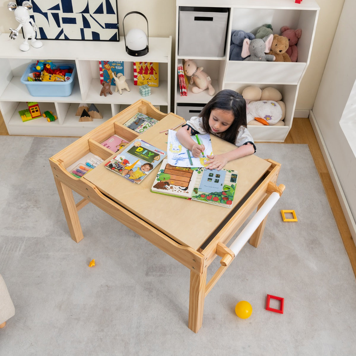 Mesa de Atividades Infantil em Madeira com Tabuleiro Reversível, Compartimentos e Suporte para Rolo de Papel 86,5 x 60 x 57 cm - Natural