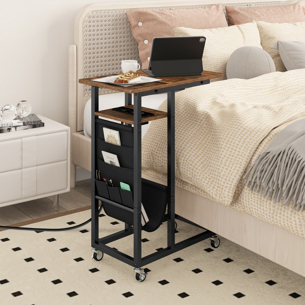 Mesa Lateral Retrátil com Estação de Carga e Rodas - Marrom - Metal