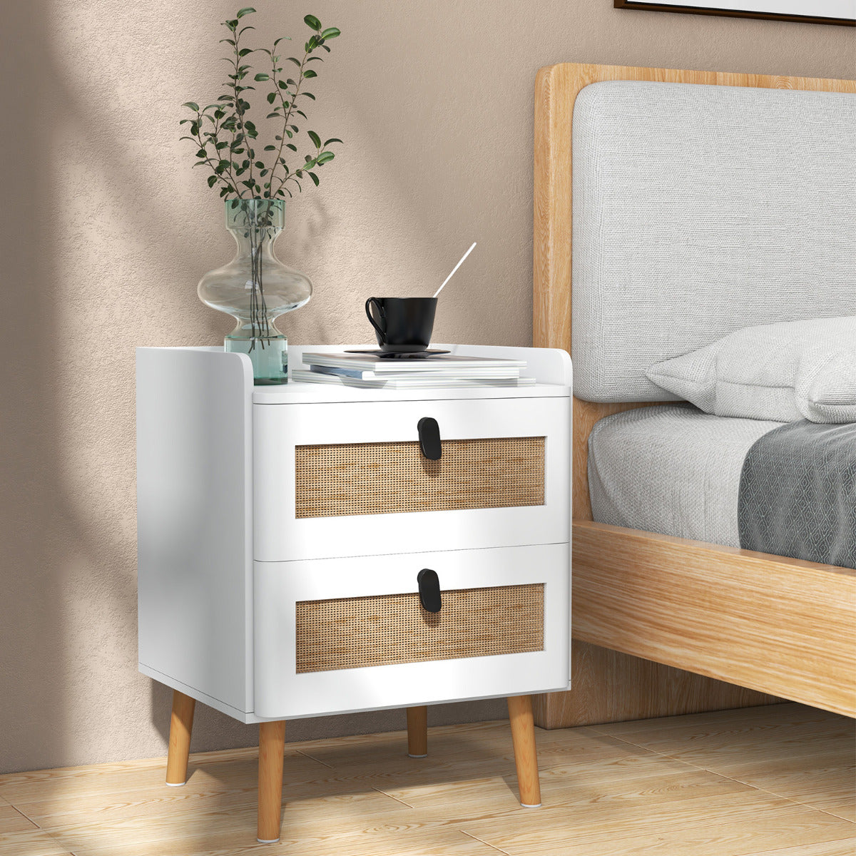 Mesinha de Cabeceira com 2 Gavetas Decoradas em Rattan Pernas de Madeira Mesa Auxiliar Moderna Boho para Sala Quarto 45 x 40 x 57 cm Branca